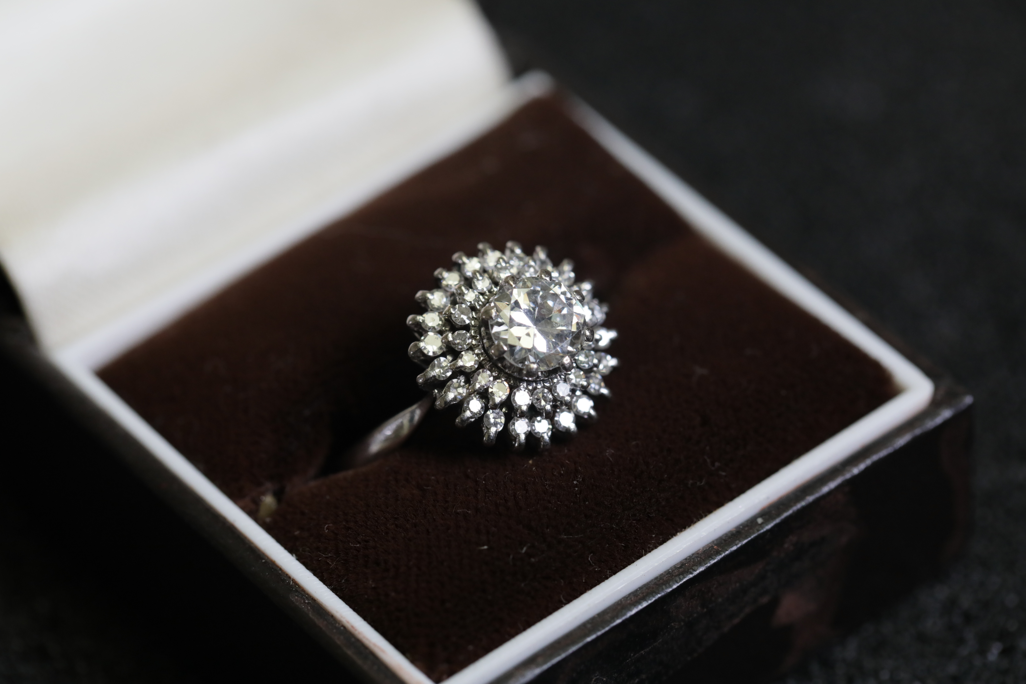 18CT Diamond Cluster Ring - Image 4 of 16