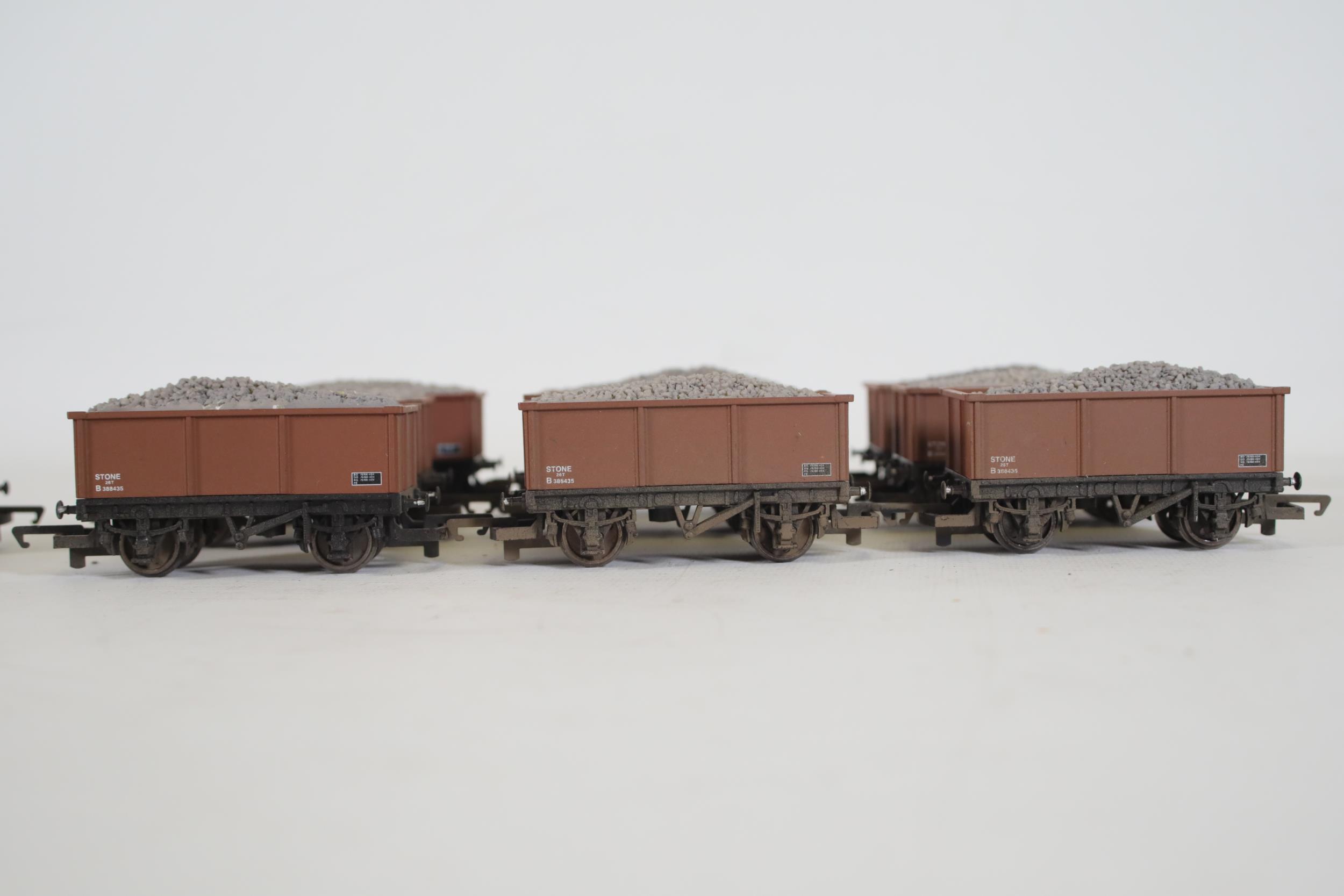 10 Hornby 26 Tonne Full Stone Carriers OO Gauge Goods Wagons - Image 3 of 8