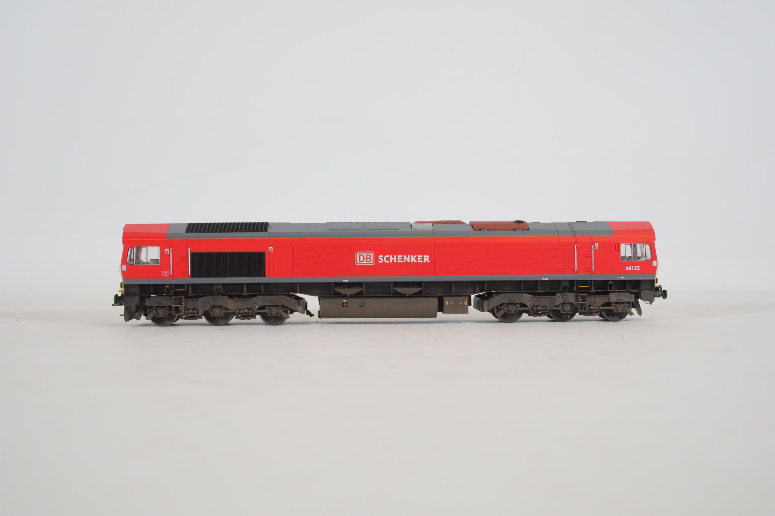 Bachmann Class 66 DB Schenker 66152 Locomotive - Image 8 of 8