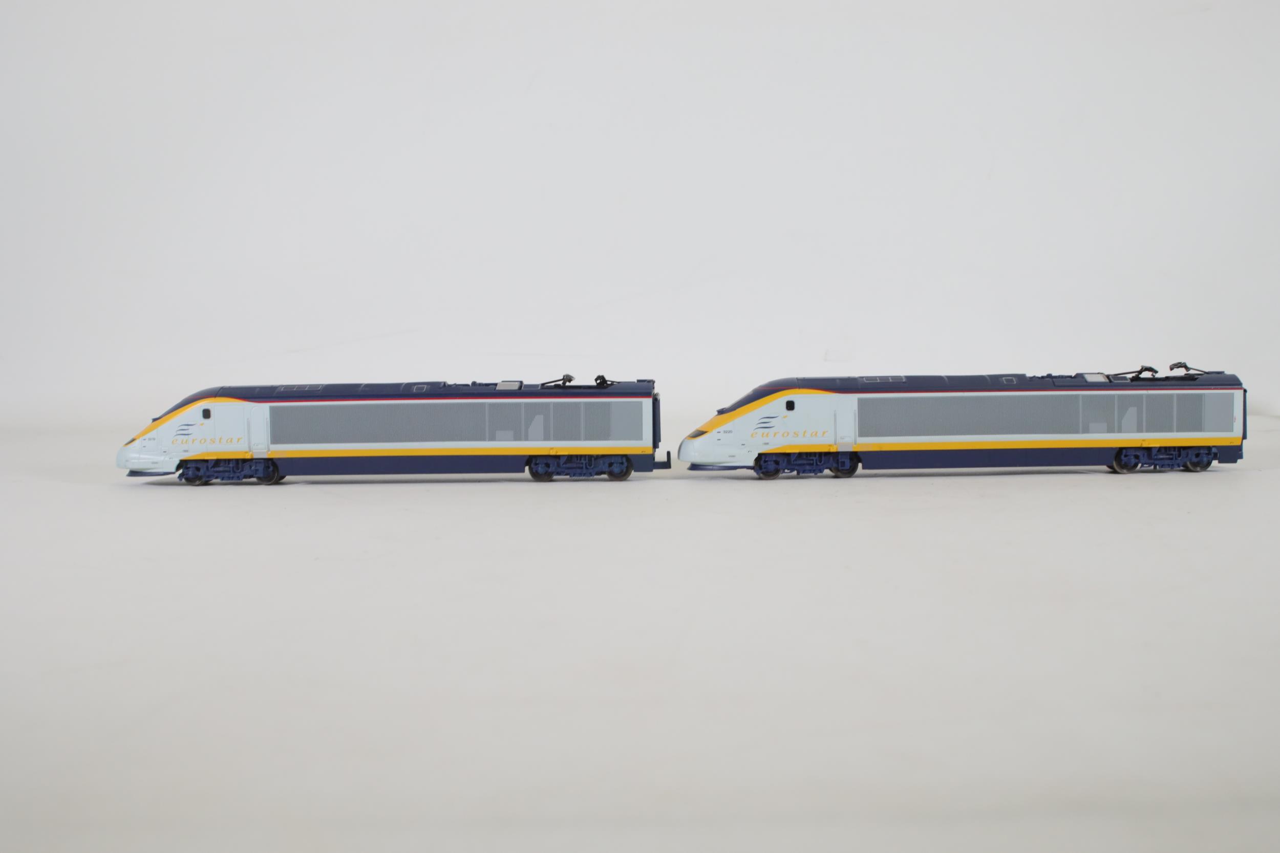 Eurostar Hornby Set 2 Locomotives and 2 Carriages 3220 3219 OO Gauge - Image 6 of 9