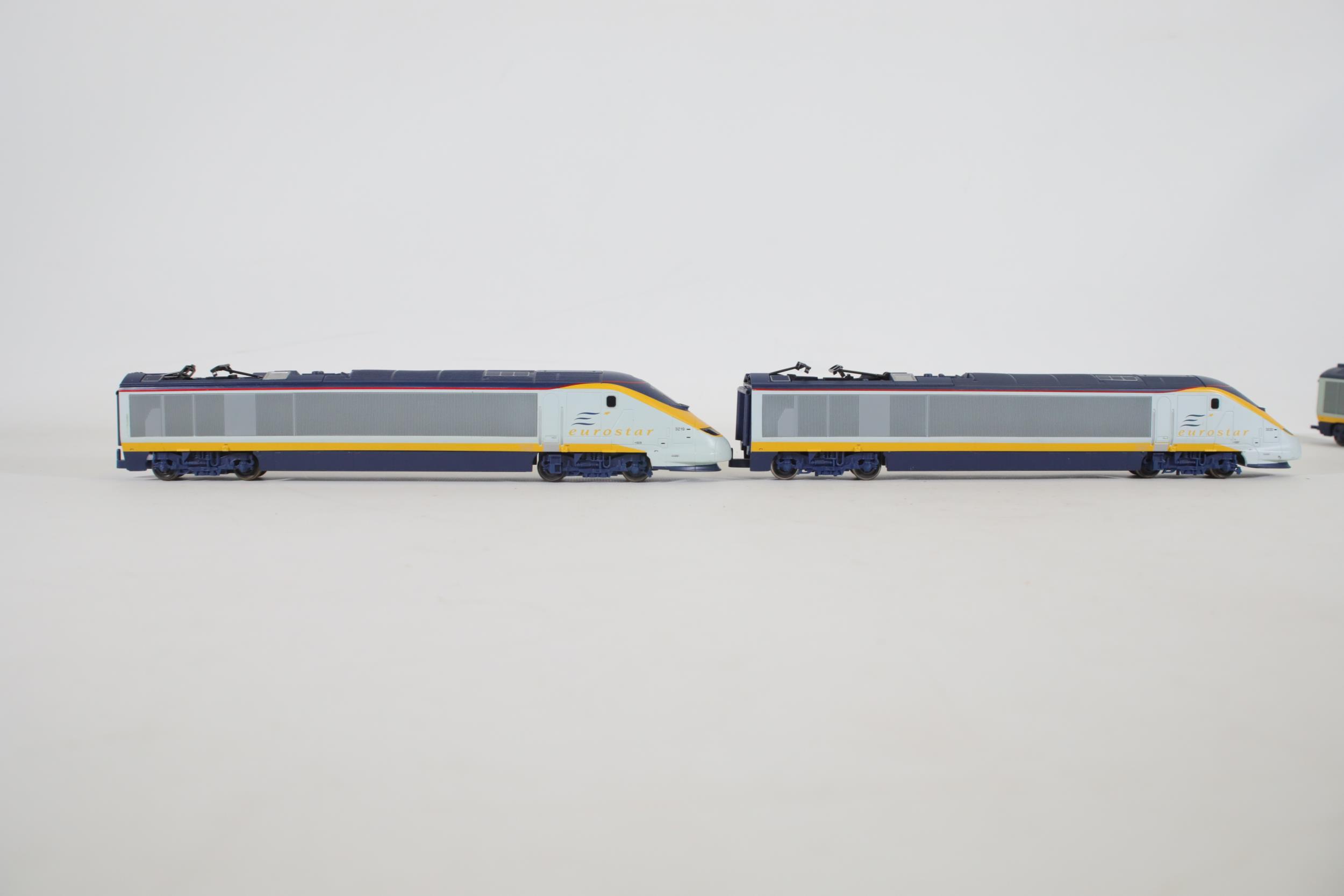 Eurostar Hornby Set 2 Locomotives and 2 Carriages 3220 3219 OO Gauge - Image 5 of 9