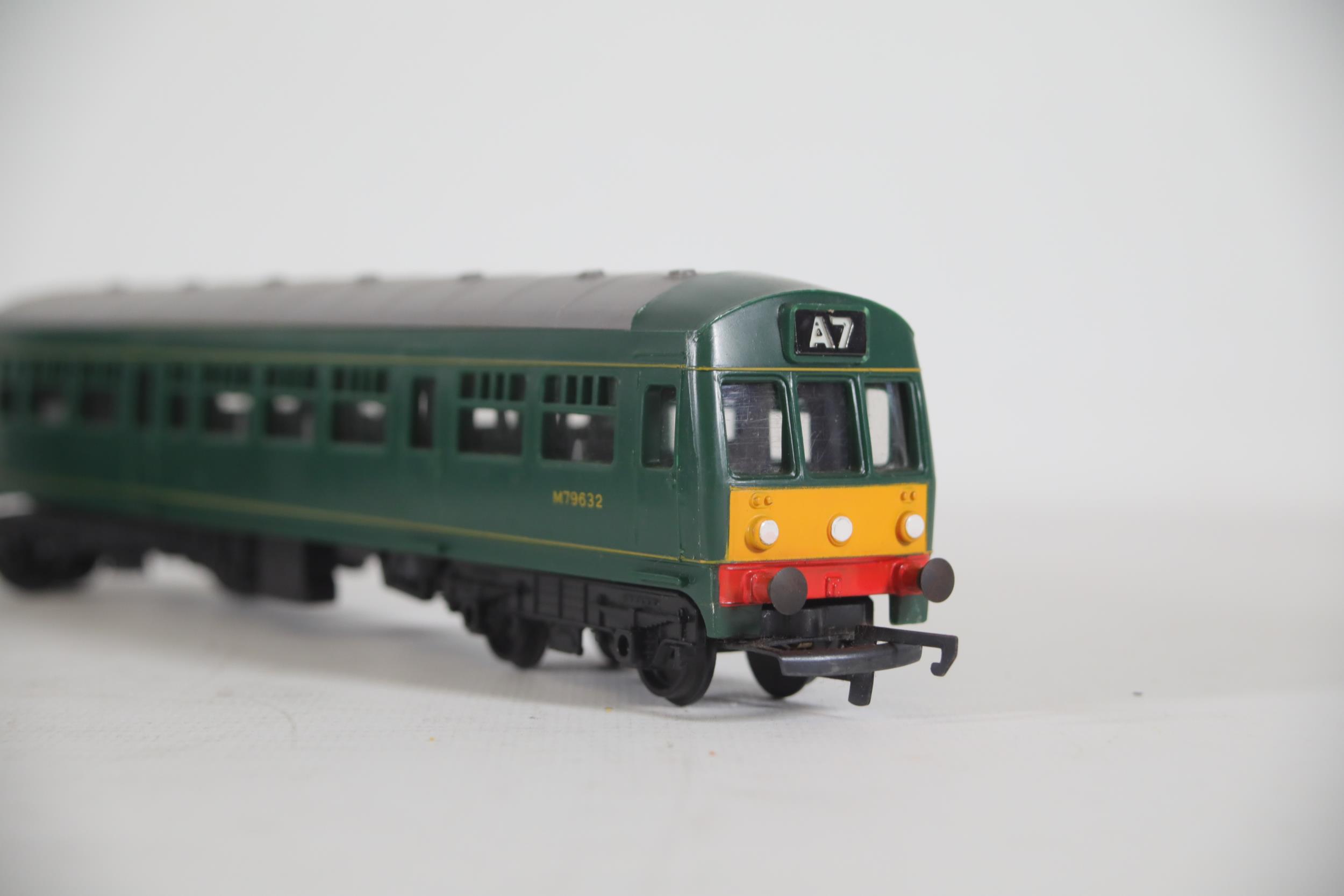 2 Hornby BR Green DMU Coaches Front and Back Locomotives