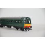 2 Hornby BR Green DMU Coaches Front and Back Locomotives