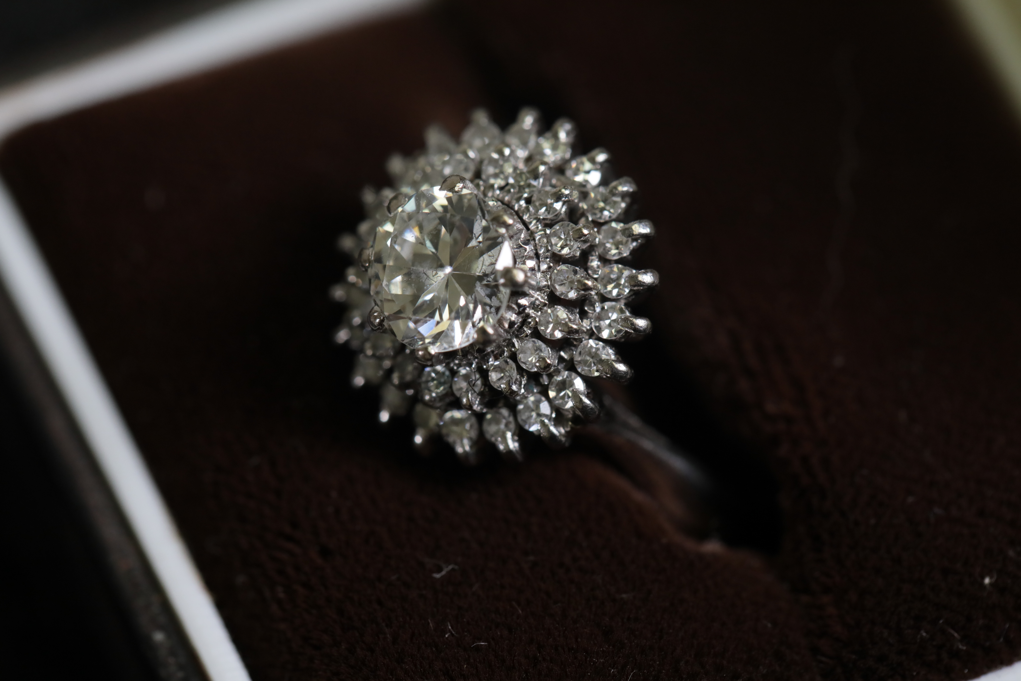 18CT Diamond Cluster Ring - Image 5 of 16