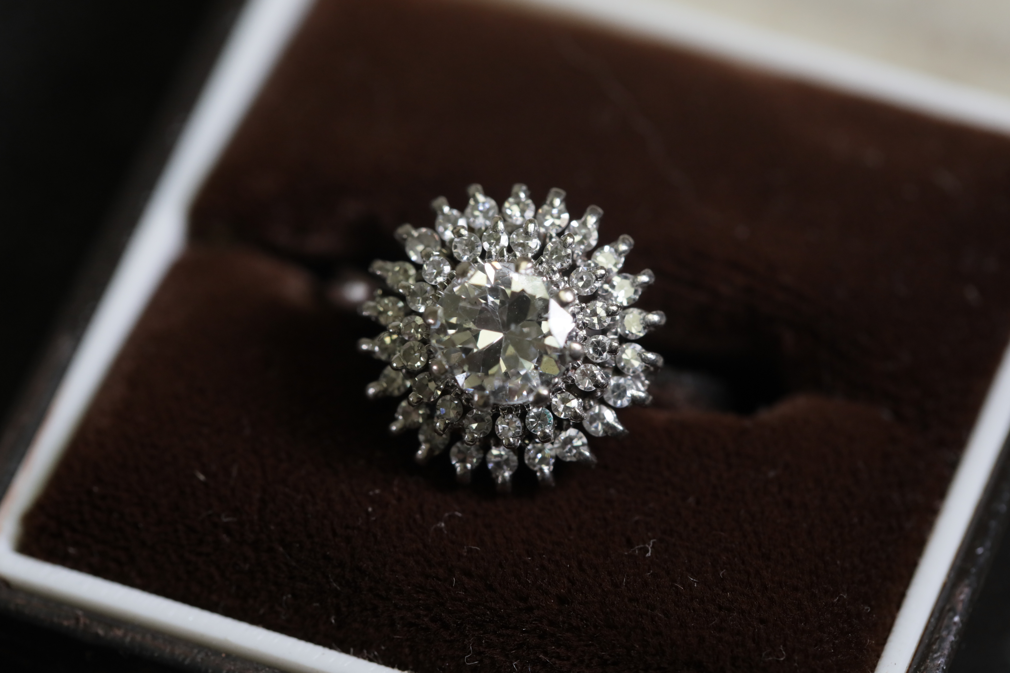 18CT Diamond Cluster Ring - Image 2 of 16