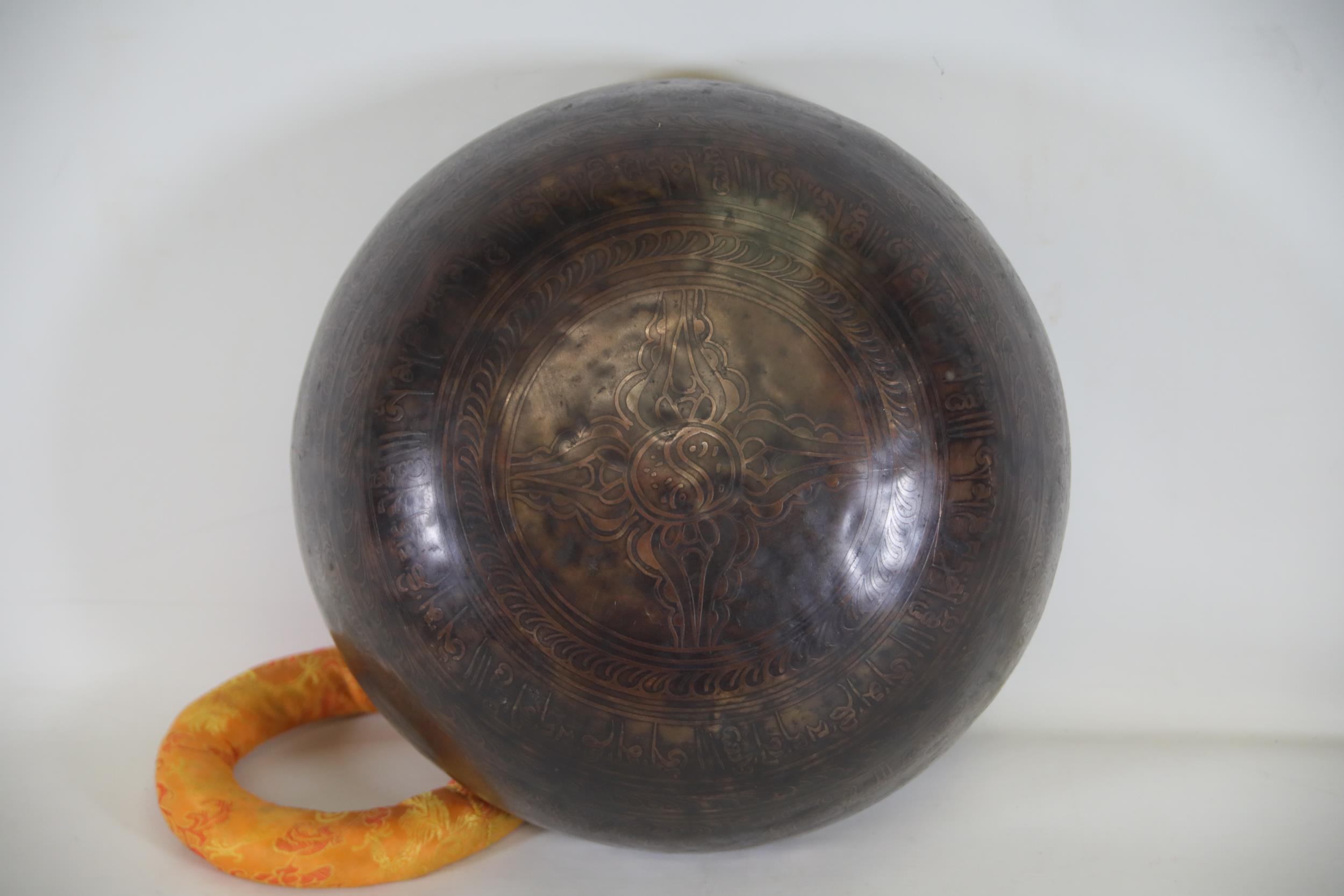 Heavy Large Etched Hand Beaten Singing Bowl - Image 5 of 11