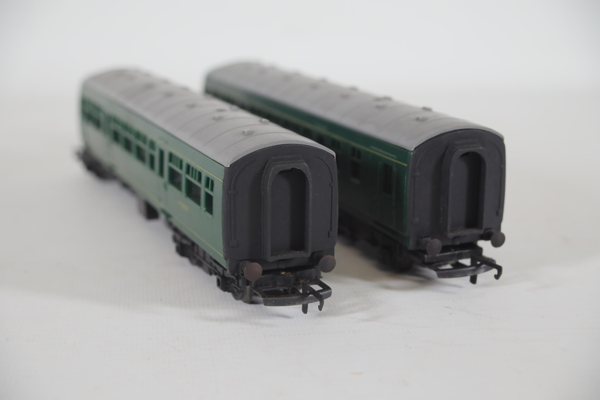 2 Hornby BR Green DMU Coaches Front and Back Locomotives - Image 4 of 8