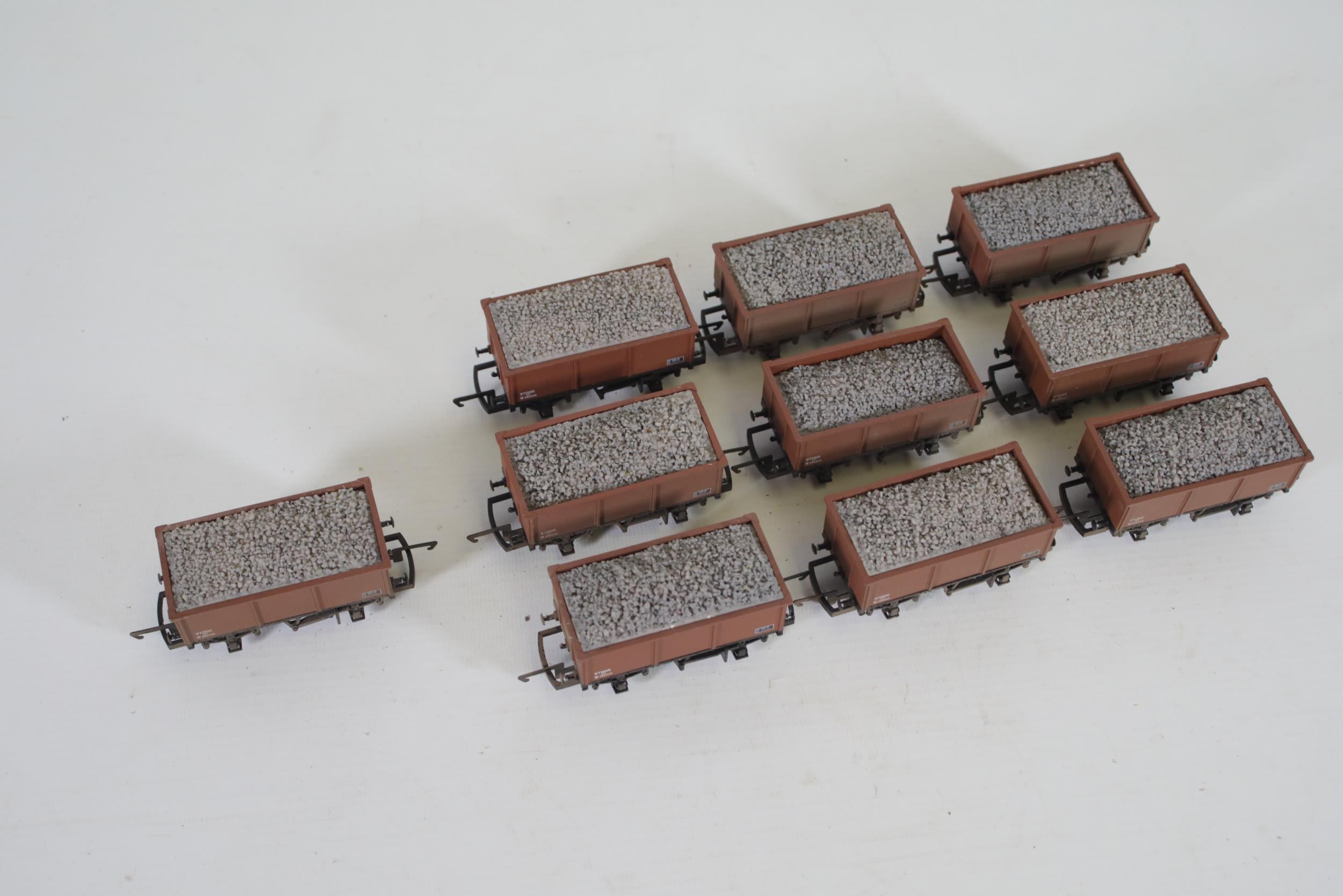 10 Hornby 26 Tonne Full Stone Carriers OO Gauge Goods Wagons - Image 2 of 8