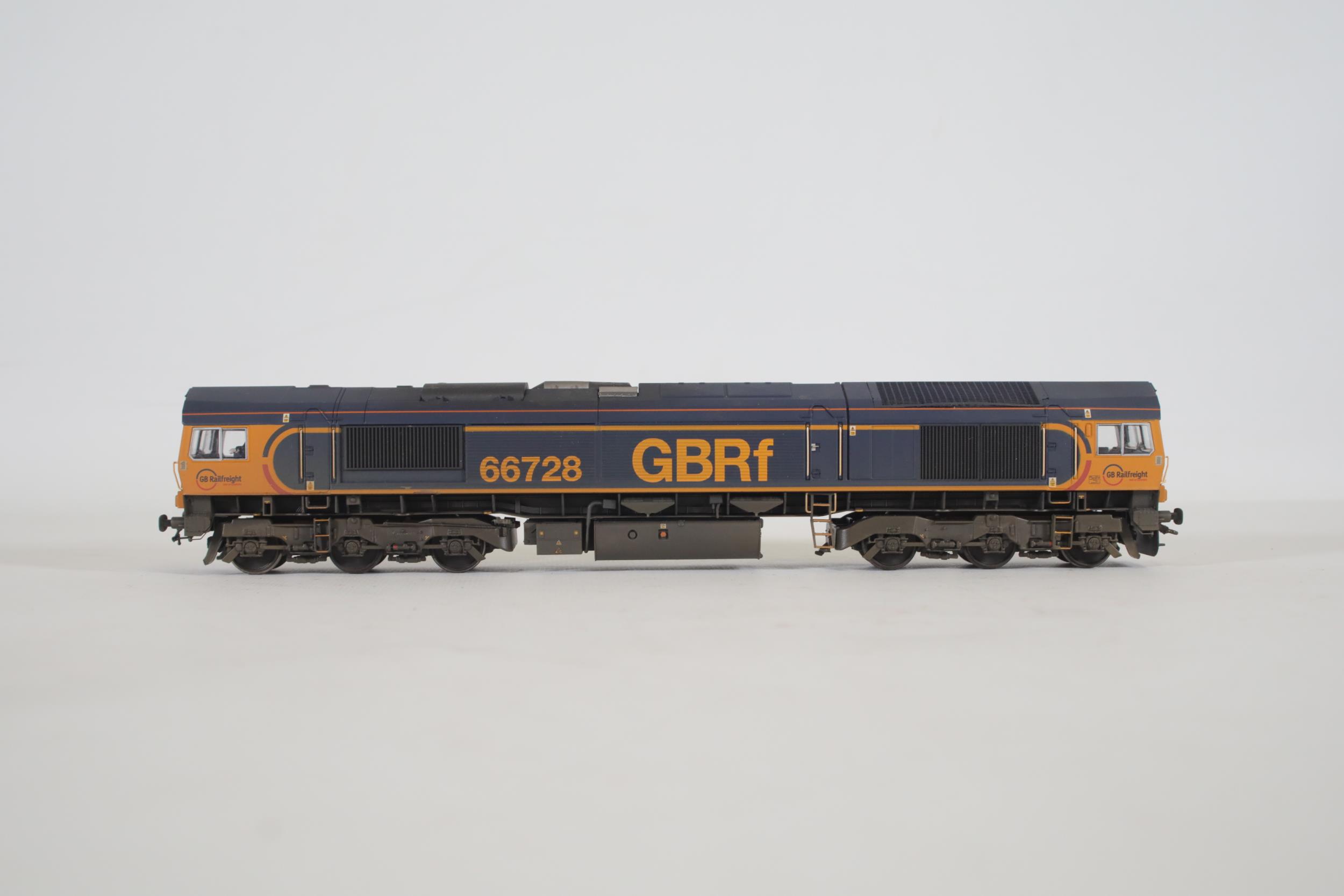 Bachmann Class 66 66728 GBRF Weathered Edition 32 980A - Image 7 of 8