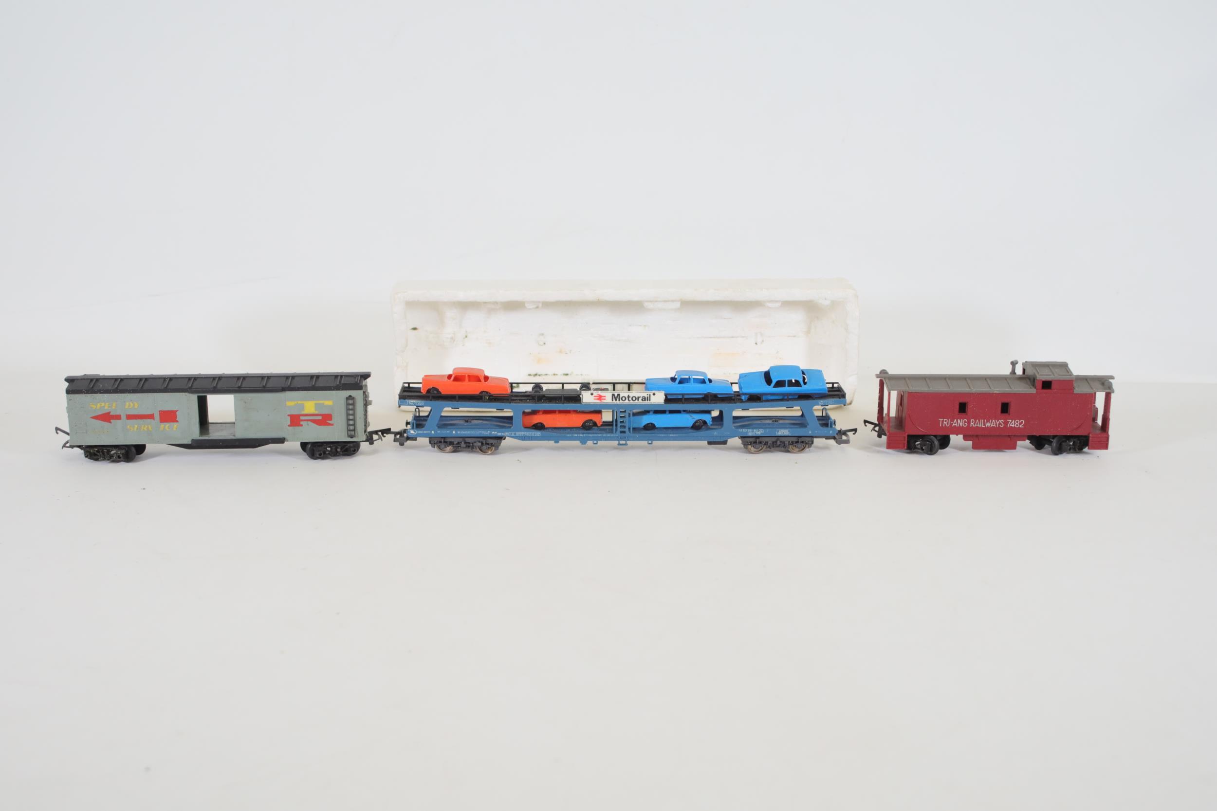 Selection of OO Gauge Decorations and Goods Wagons - Image 5 of 8