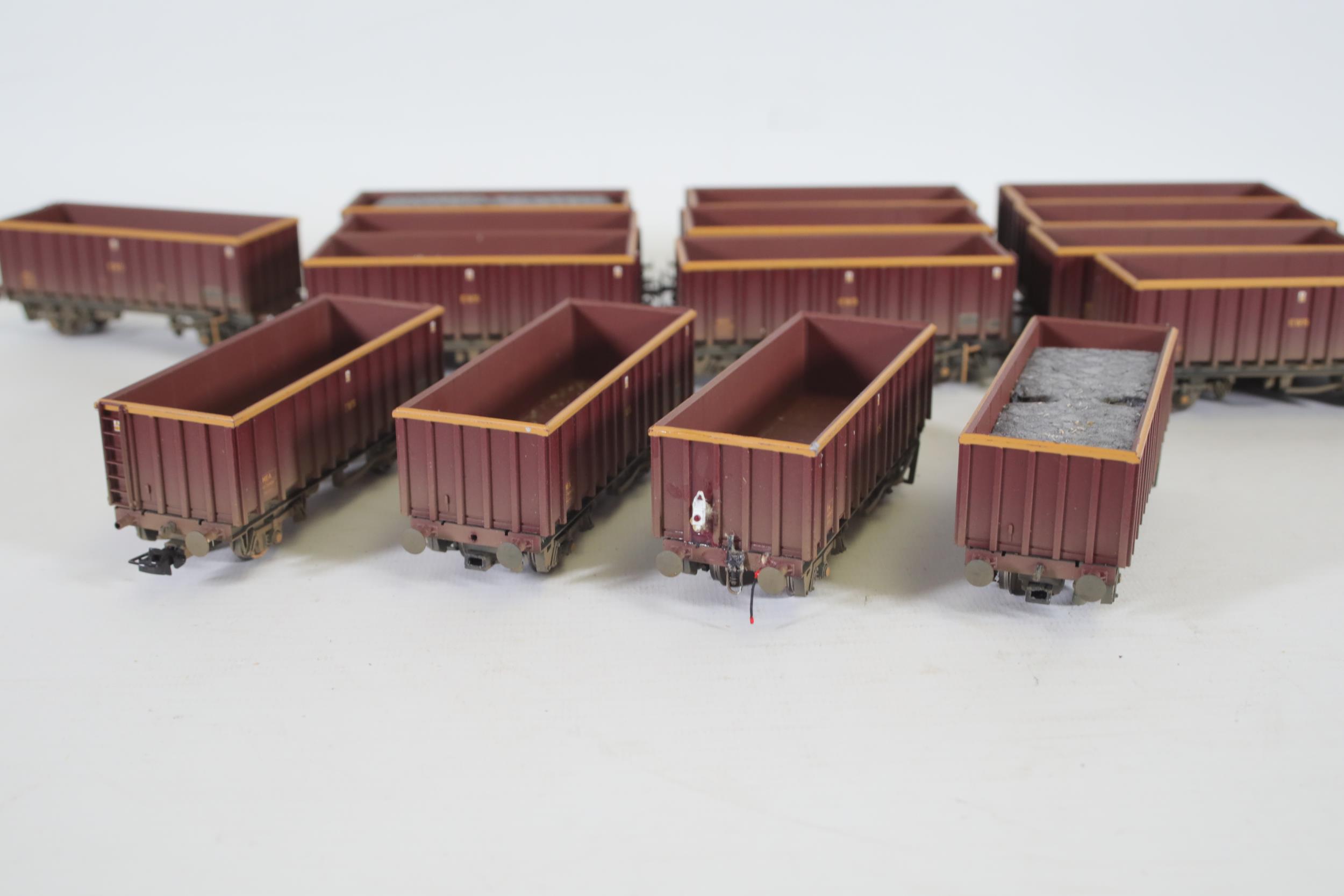 25x Bachmann 45 Tonne Box Body Mineral Wagons OO Gauge