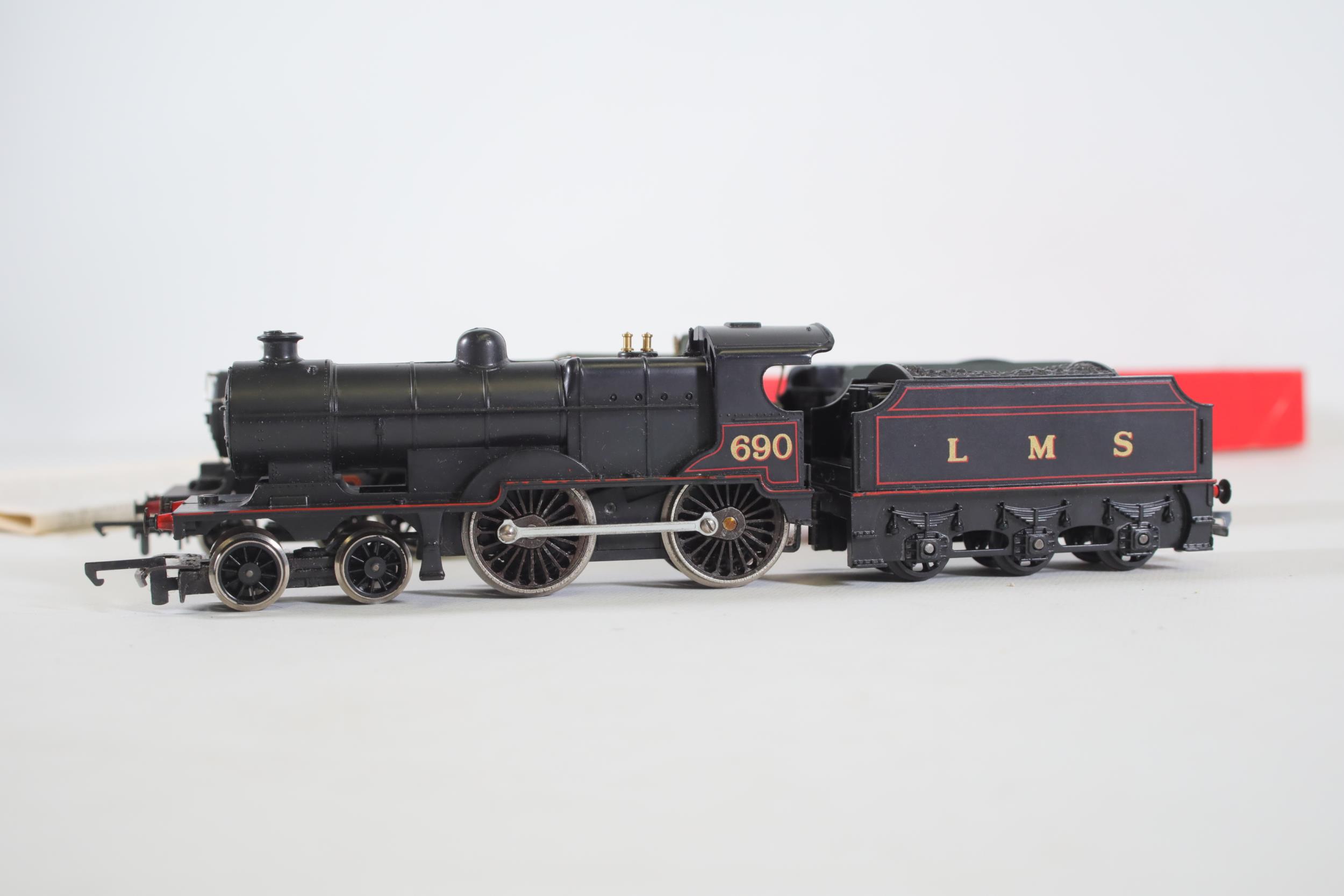 2 OO Gauge Locomotives 1 Hornby 1 Airfix LMS 690 Caerphilly Castle 4037 - Image 2 of 22