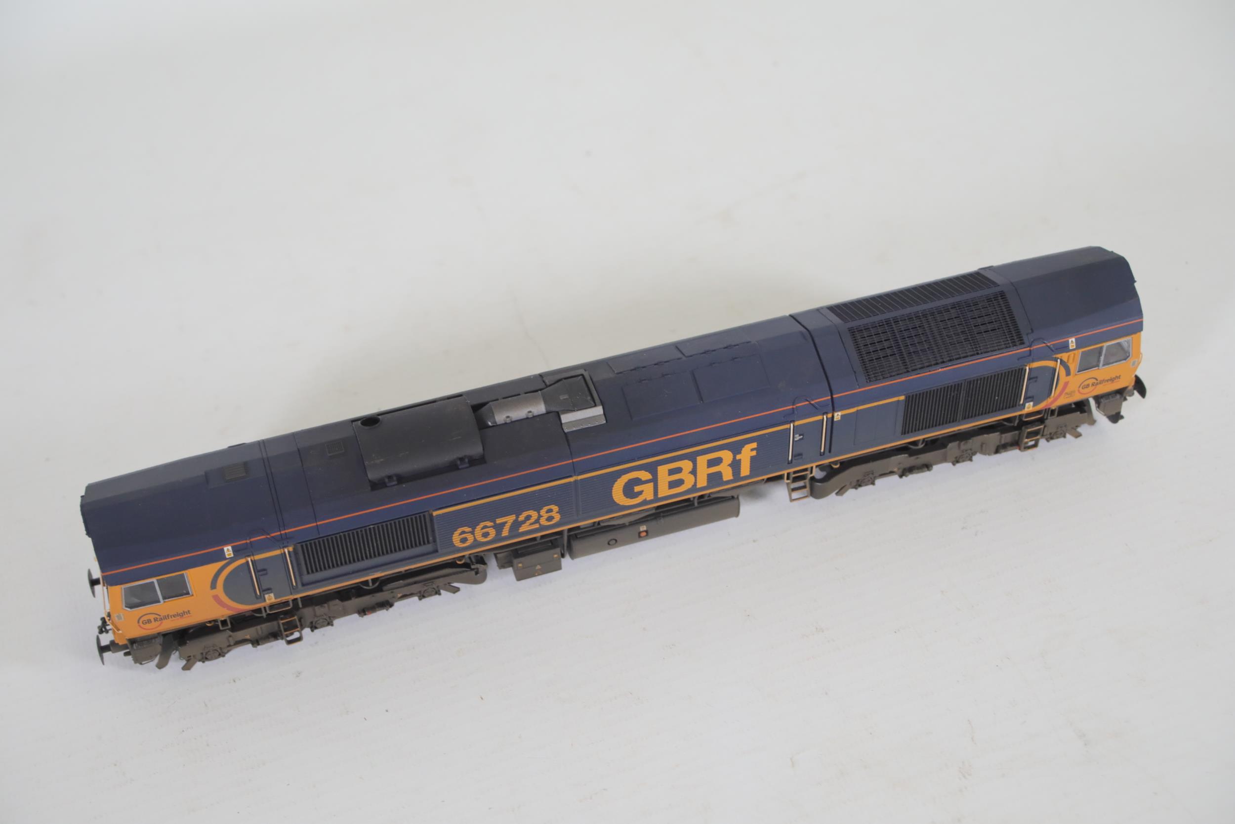 Bachmann Class 66 66728 GBRF Weathered Edition 32 980A - Image 8 of 8