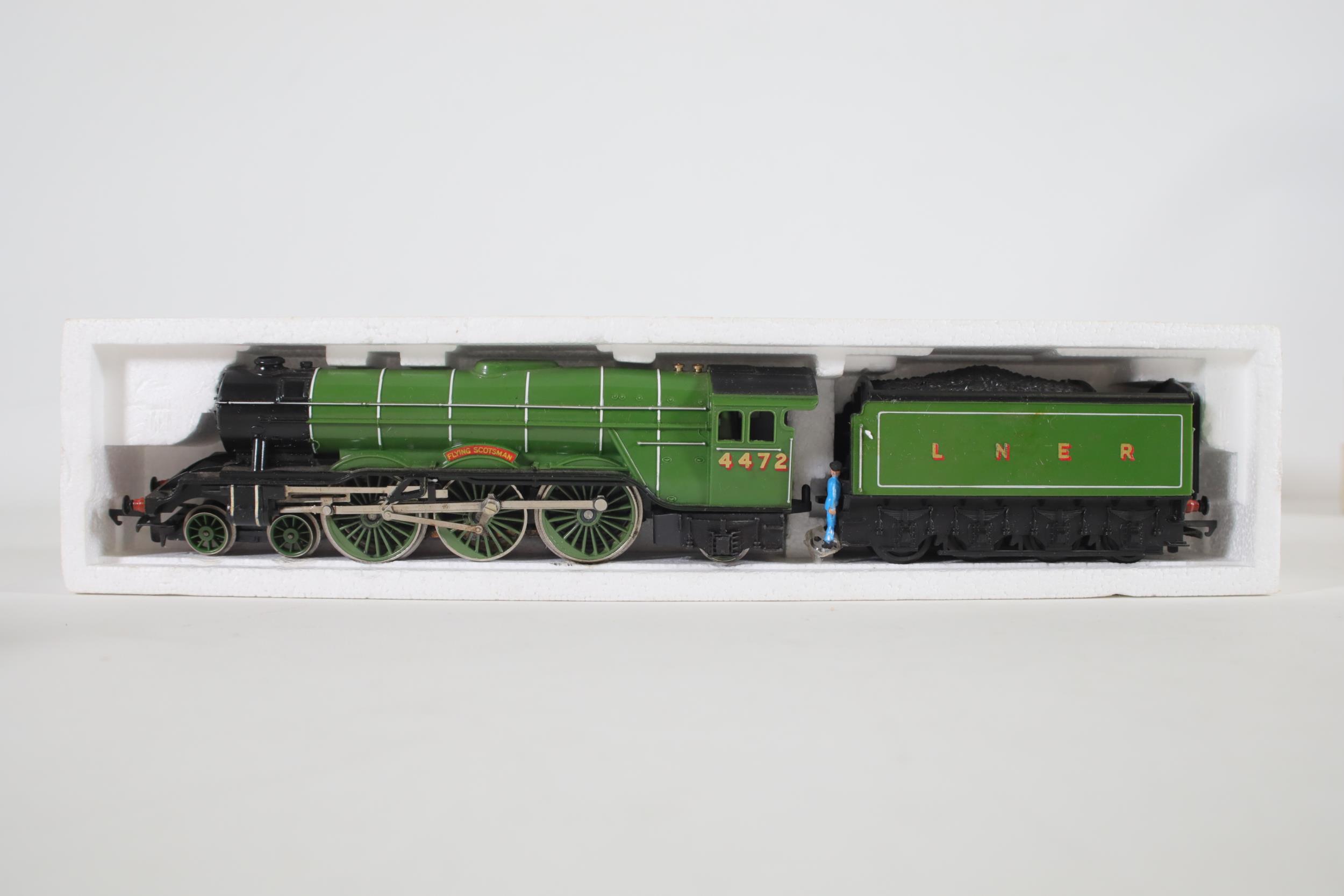 2 Hornby Locomotives Flying Scotsman Green LNER OO Gauge - Image 4 of 8