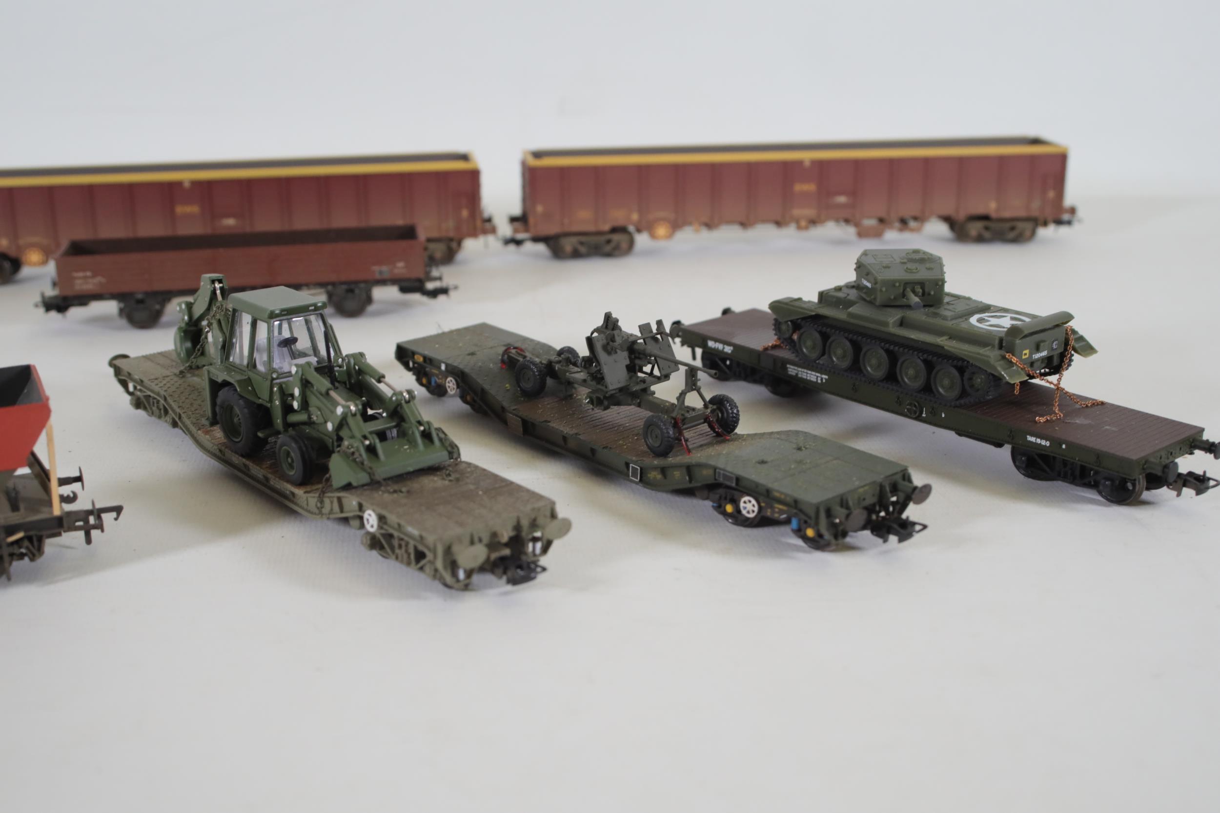 6 Bachmann Transport Wagons and 2 Oxford Gun Transports OO Gauge - Image 3 of 8