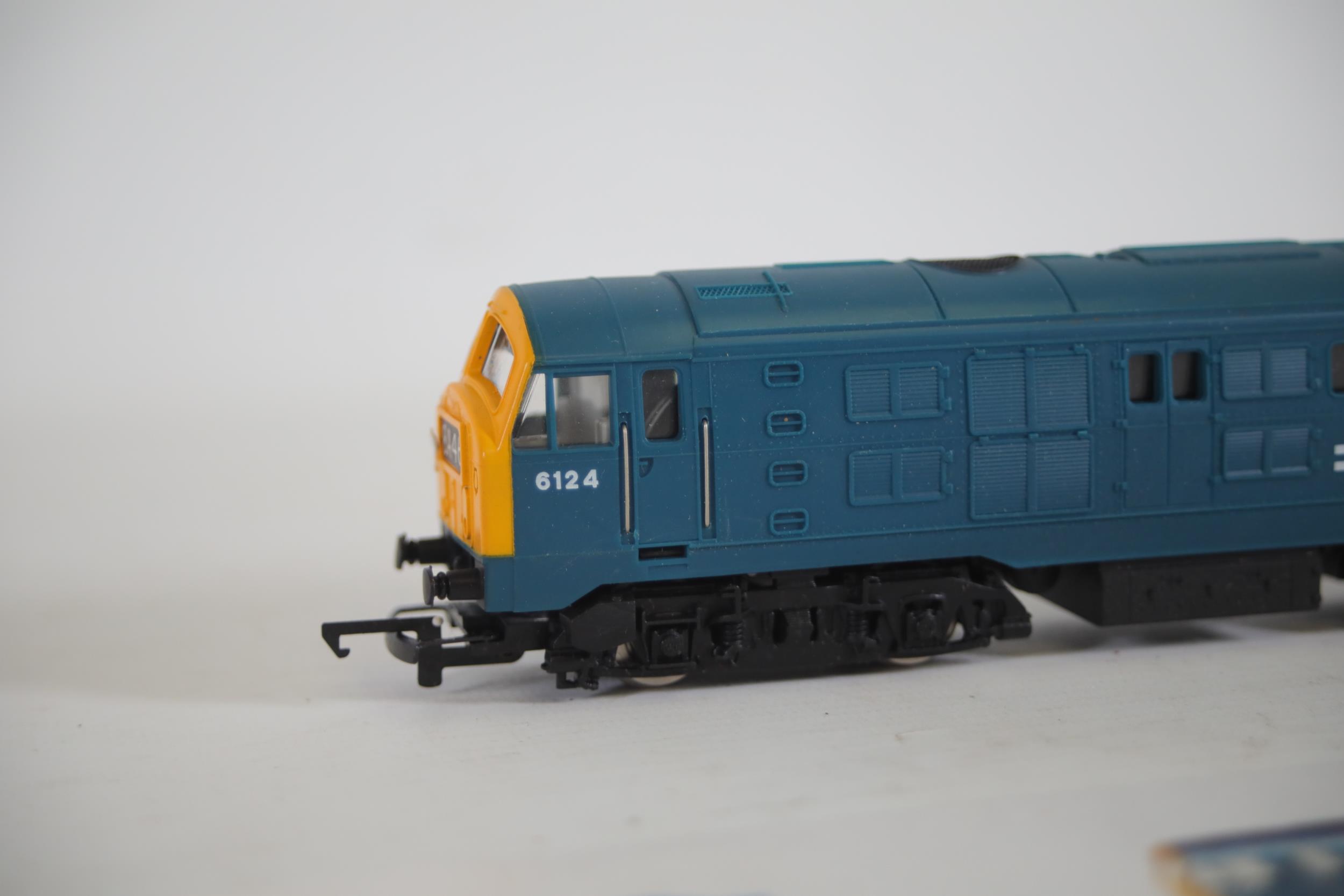 Hornby BR Class 29 BoBo Diesel 6124 Plus Other - Image 5 of 14