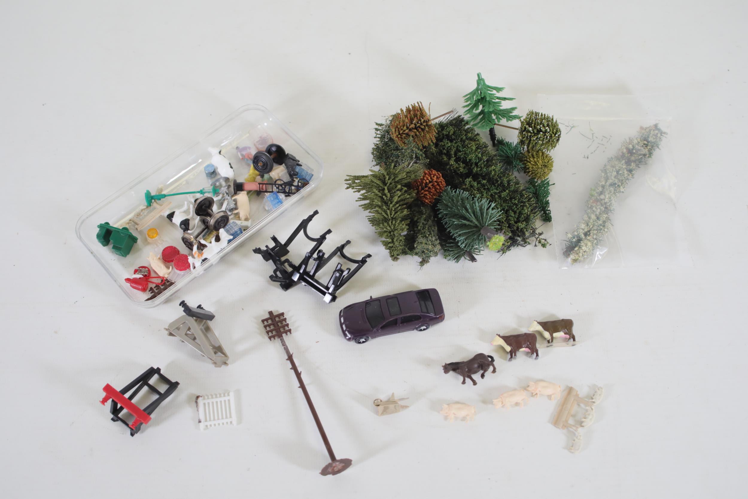 Selection of OO Gauge Decorations and Goods Wagons - Image 4 of 8