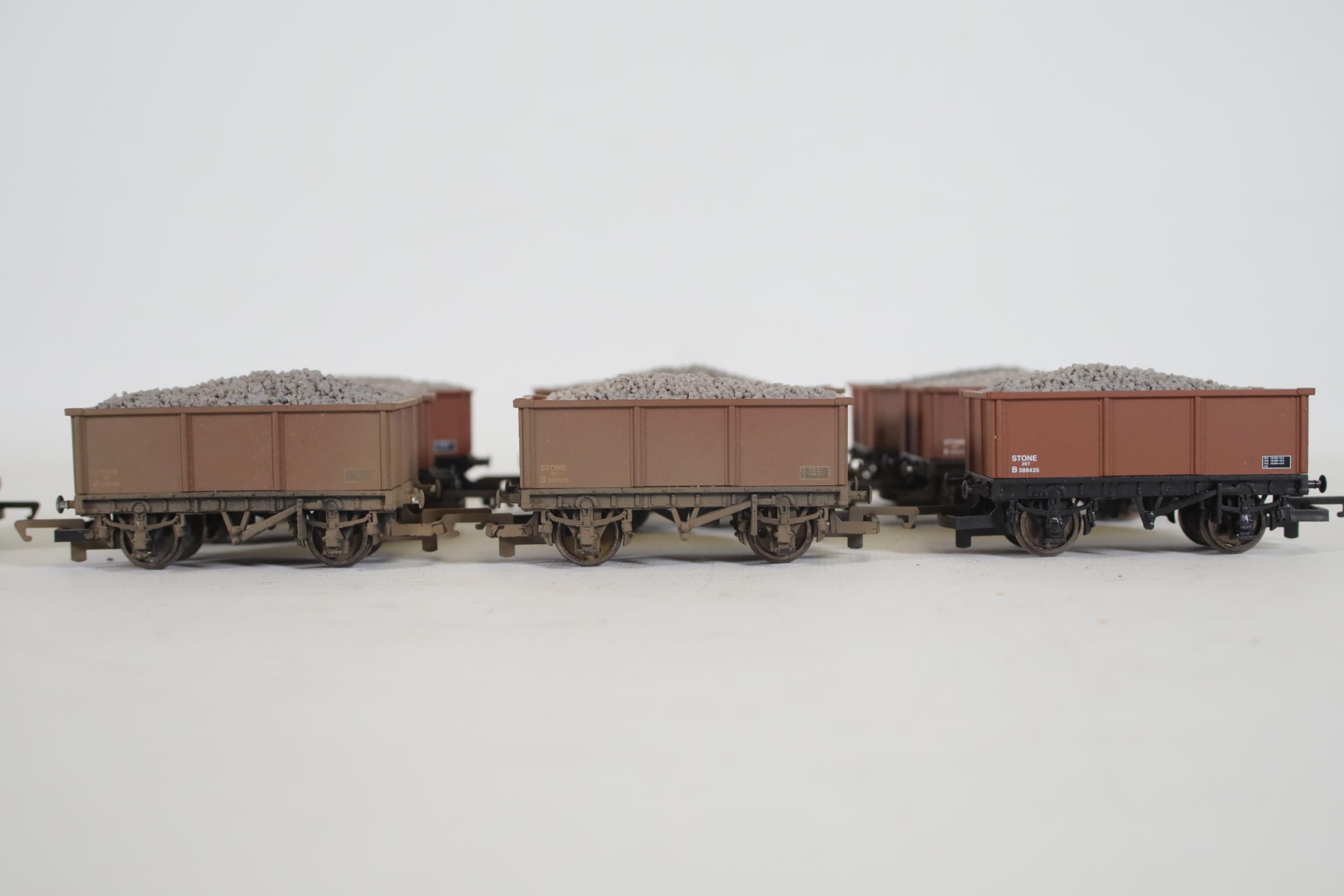 10 Hornby 26 Tonne Full Stone Carriers OO Gauge Goods Wagons - Image 4 of 8