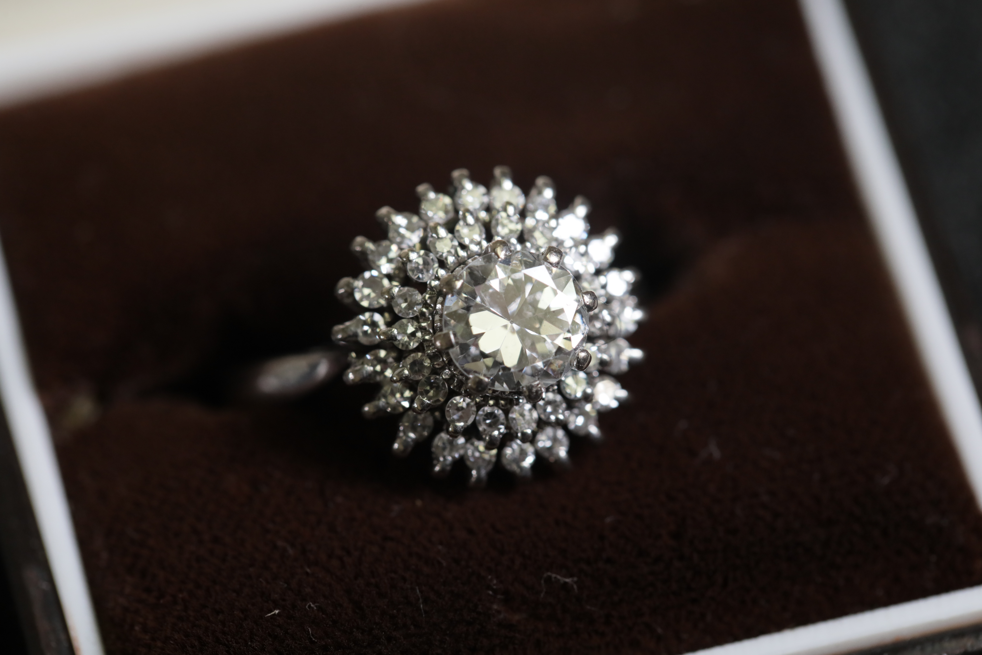 18CT Diamond Cluster Ring - Image 3 of 16