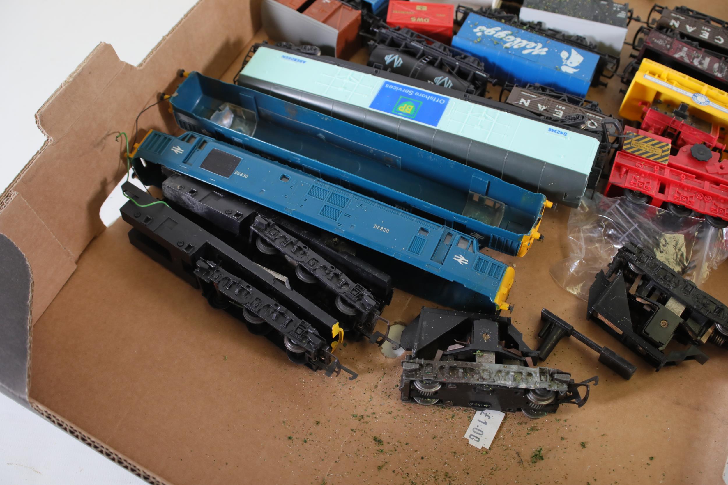 Selection of OO Gauge Decorations and Goods Wagons - Image 7 of 8