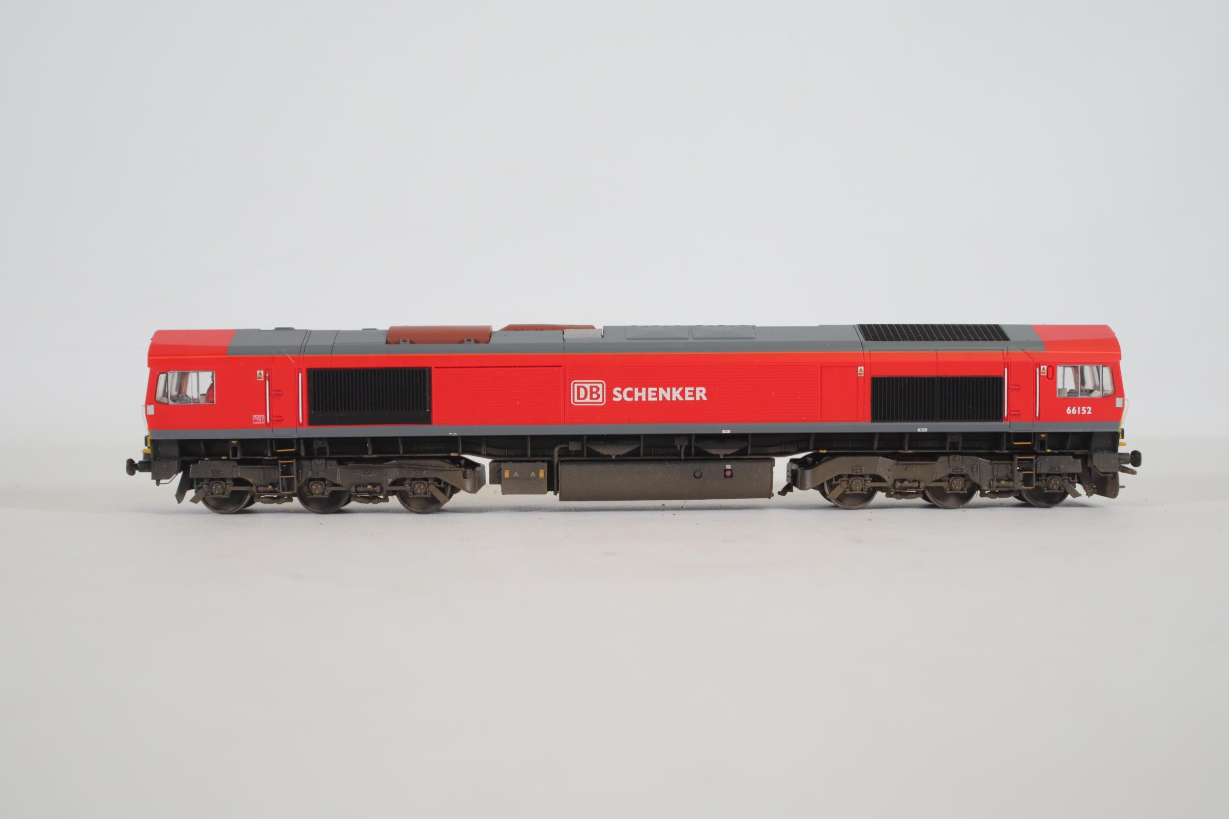 Bachmann Class 66 DB Schenker 66152 Locomotive