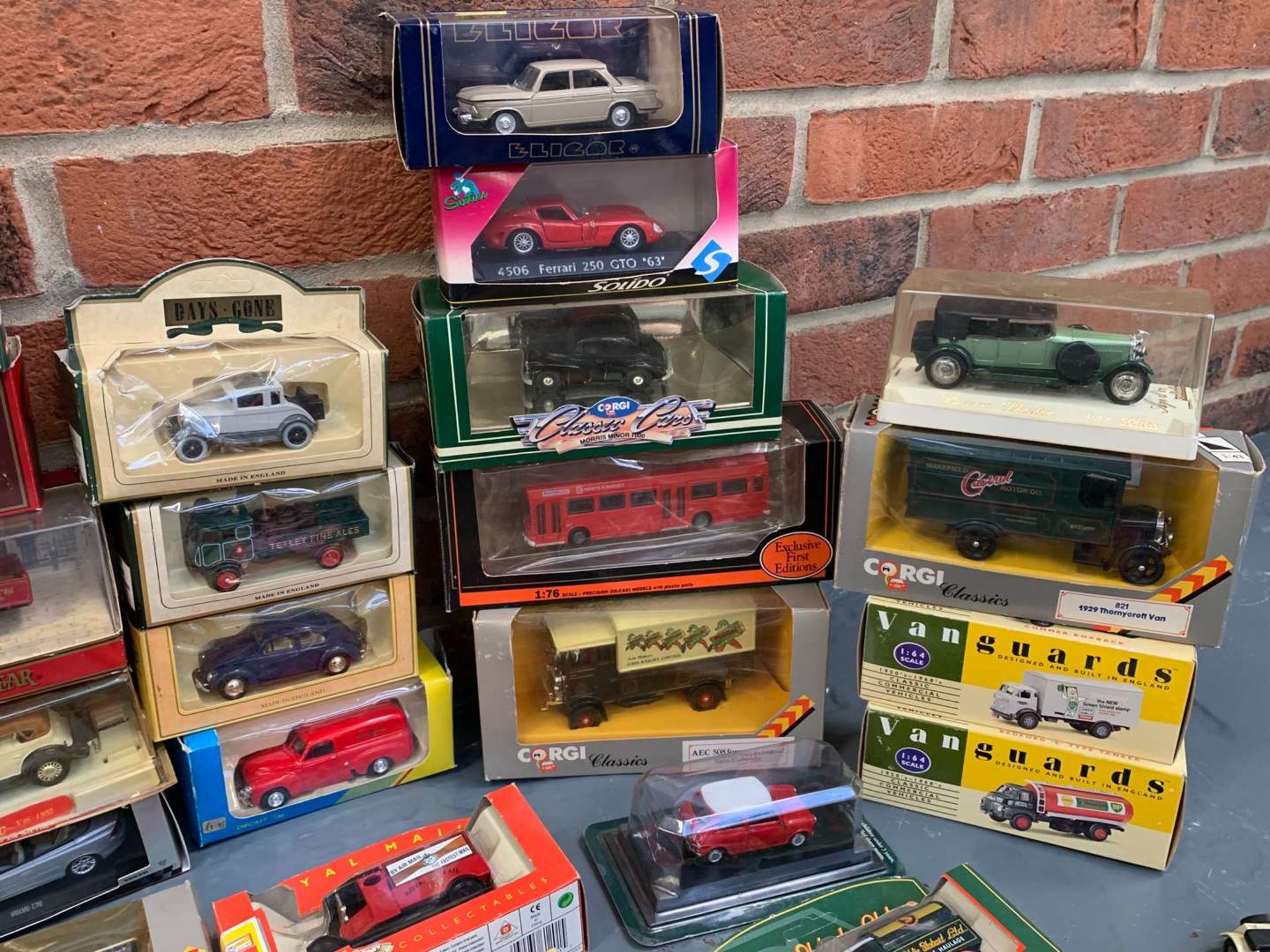 Large Collection of Boxed and Unboxed Die Cast Cars - Image 3 of 9