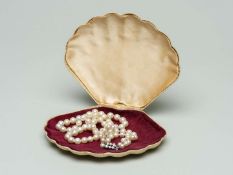 Pearl necklace with clamshell case
