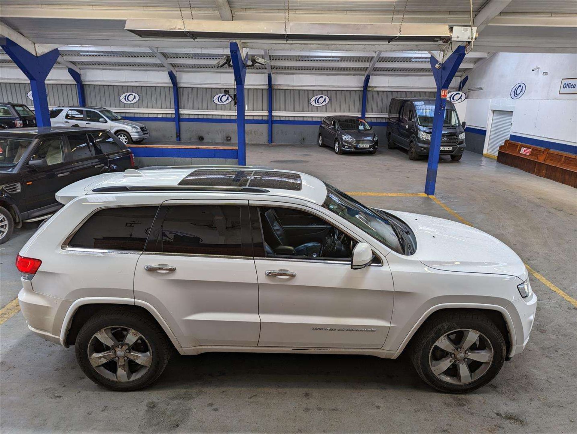 2014 JEEP GRAND CHEROKEE OVERLAND C - Image 25 of 30