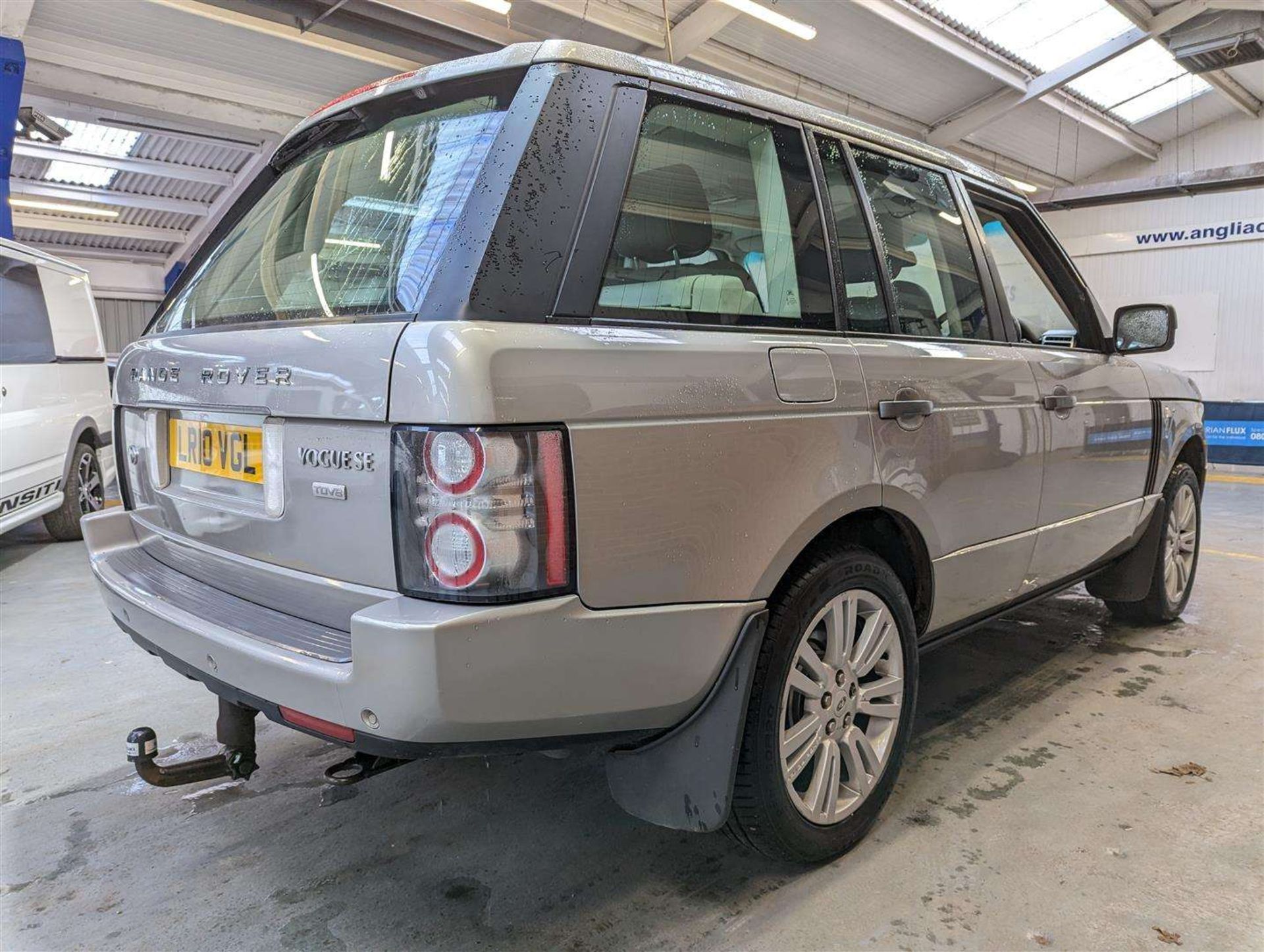 2010 LAND ROVER RANGE ROVER VOGUESE TDV8A - Image 9 of 30