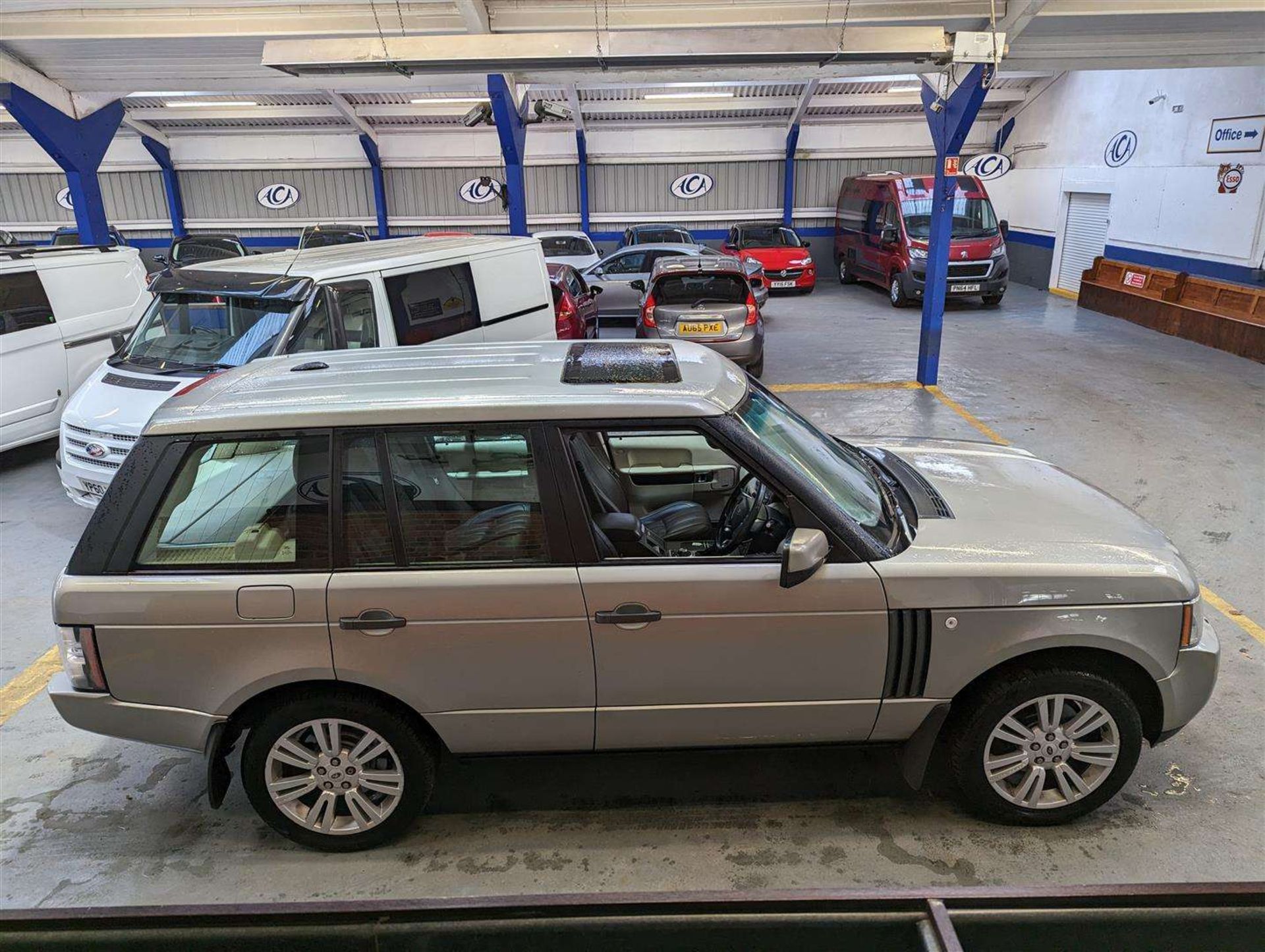 2010 LAND ROVER RANGE ROVER VOGUESE TDV8A - Image 13 of 30