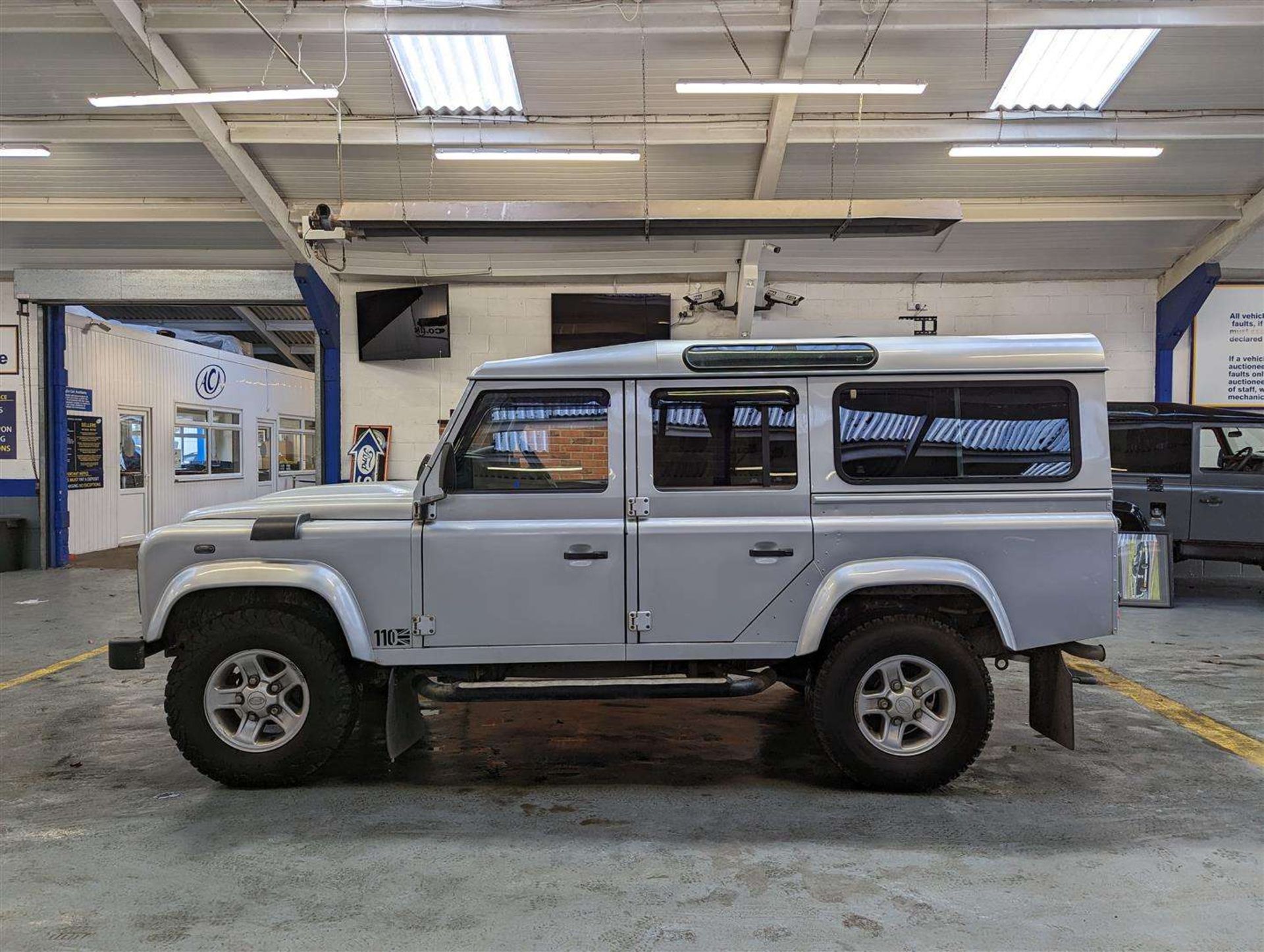 2015 LAND ROVER DEFENDER 110 XS TD D/C - Image 2 of 30