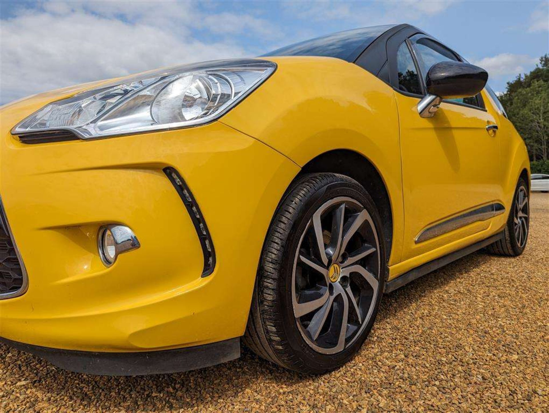 2015 CITROEN DS3 DSTYLE + E-HDI - Image 9 of 23