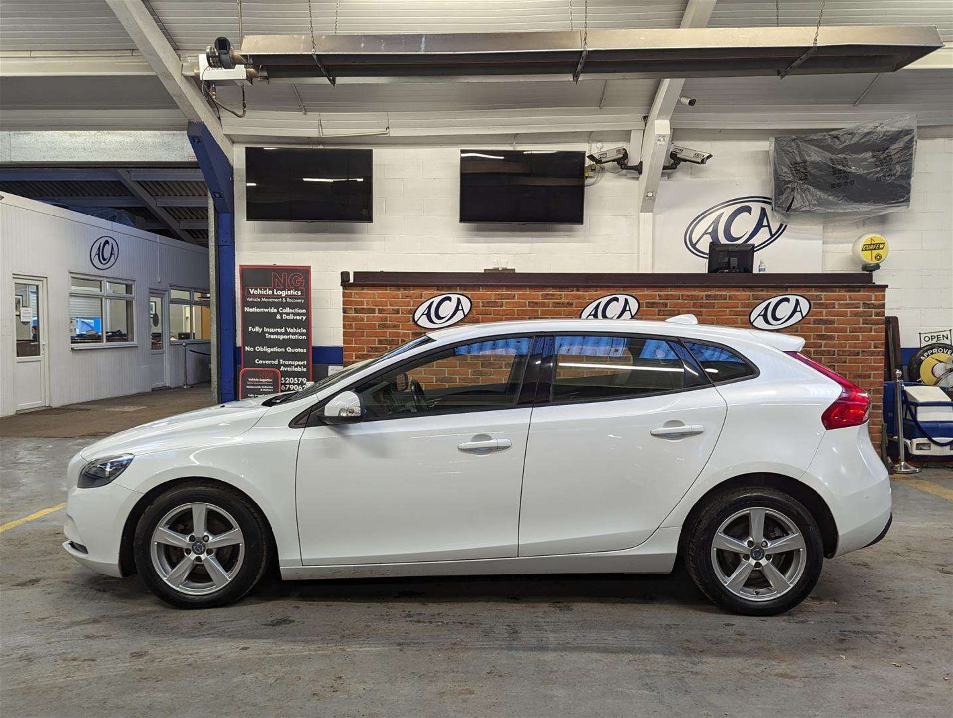 2015 VOLVO V40 ES D2 - Image 2 of 27