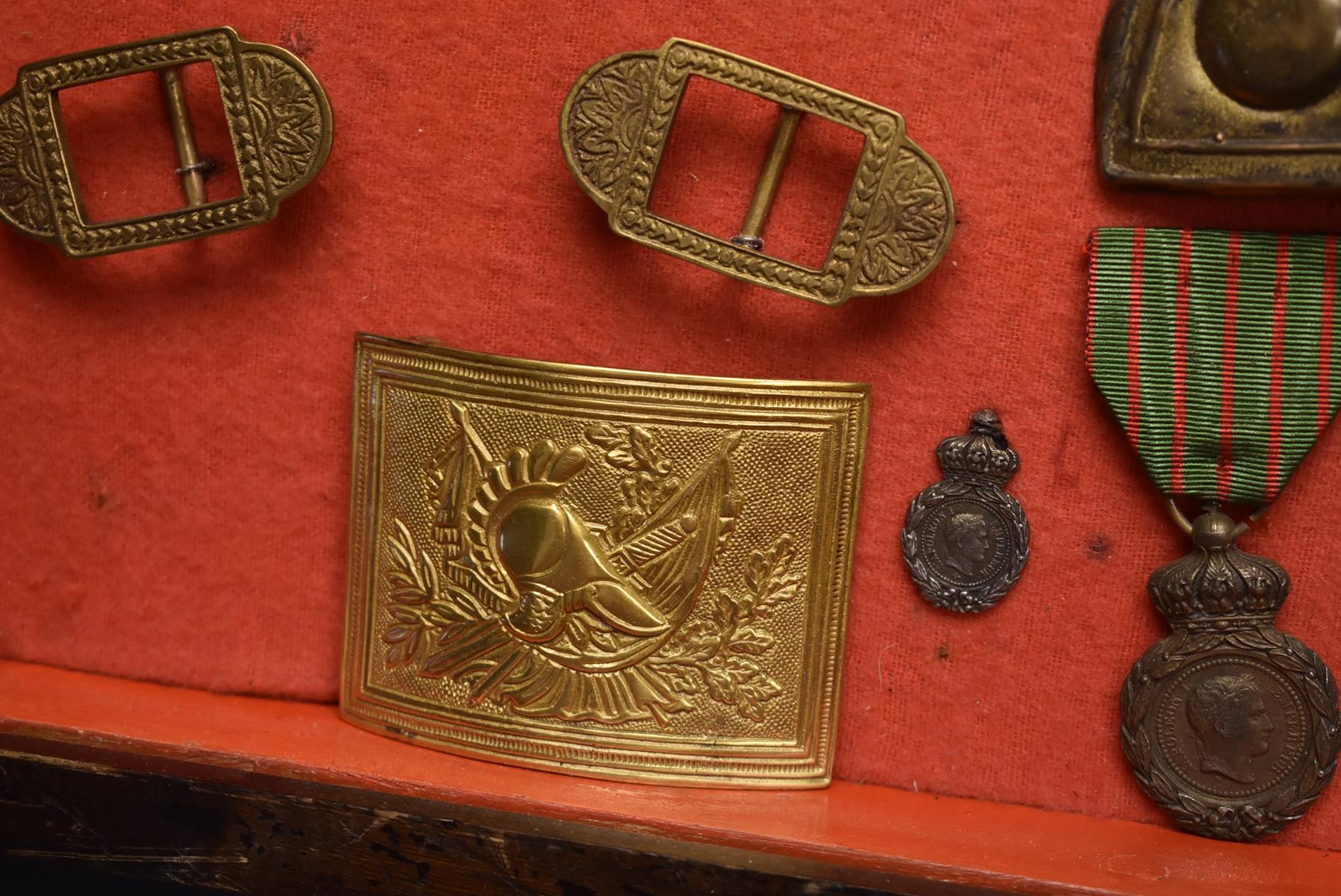 IMPERIAL FRENCH SHAKO PLATES, A FUR CAP PLATE, WAIST BELT PLATES AND CLASPS, OTHER BADGES AND - Image 20 of 22