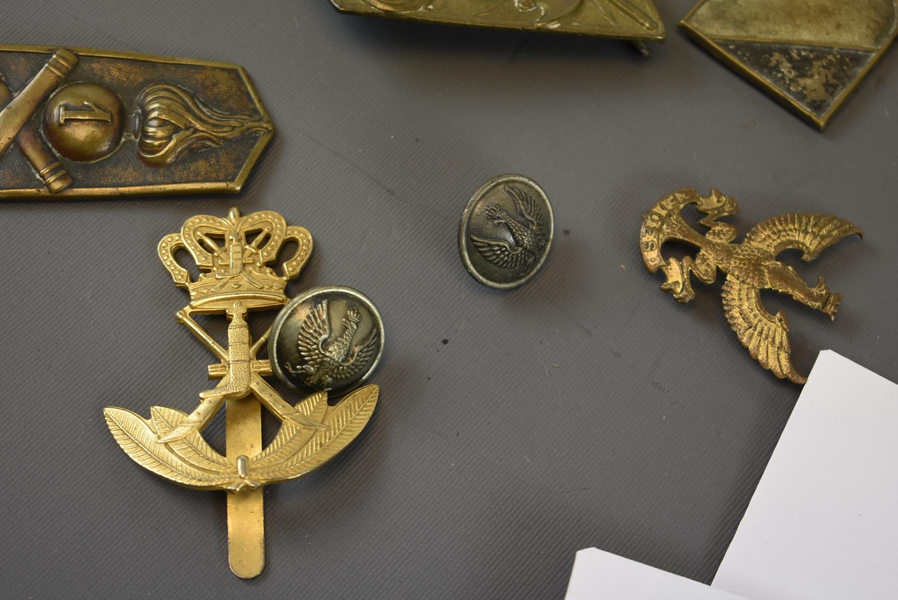 FOREIGN ARMIES ETC. WW2. Polish, two cap badges and three buttons, Italian Forces, three brass - Image 3 of 6