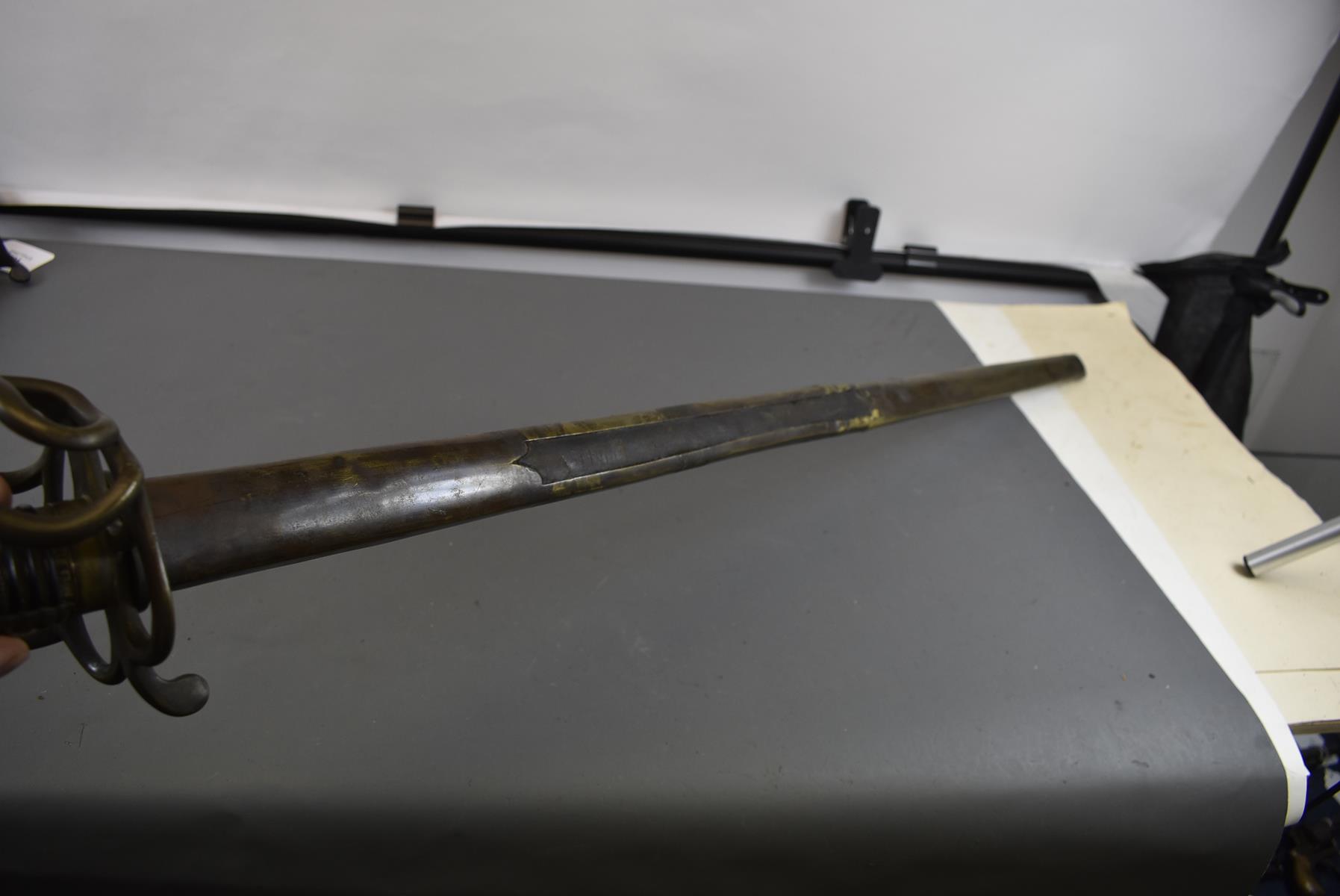 A SCARCE LATE 18TH CENTURY HEAVY CAVALRY OR DRAGOON OFFICER'S SWORD, 91.5cm double fullered blade - Image 13 of 14