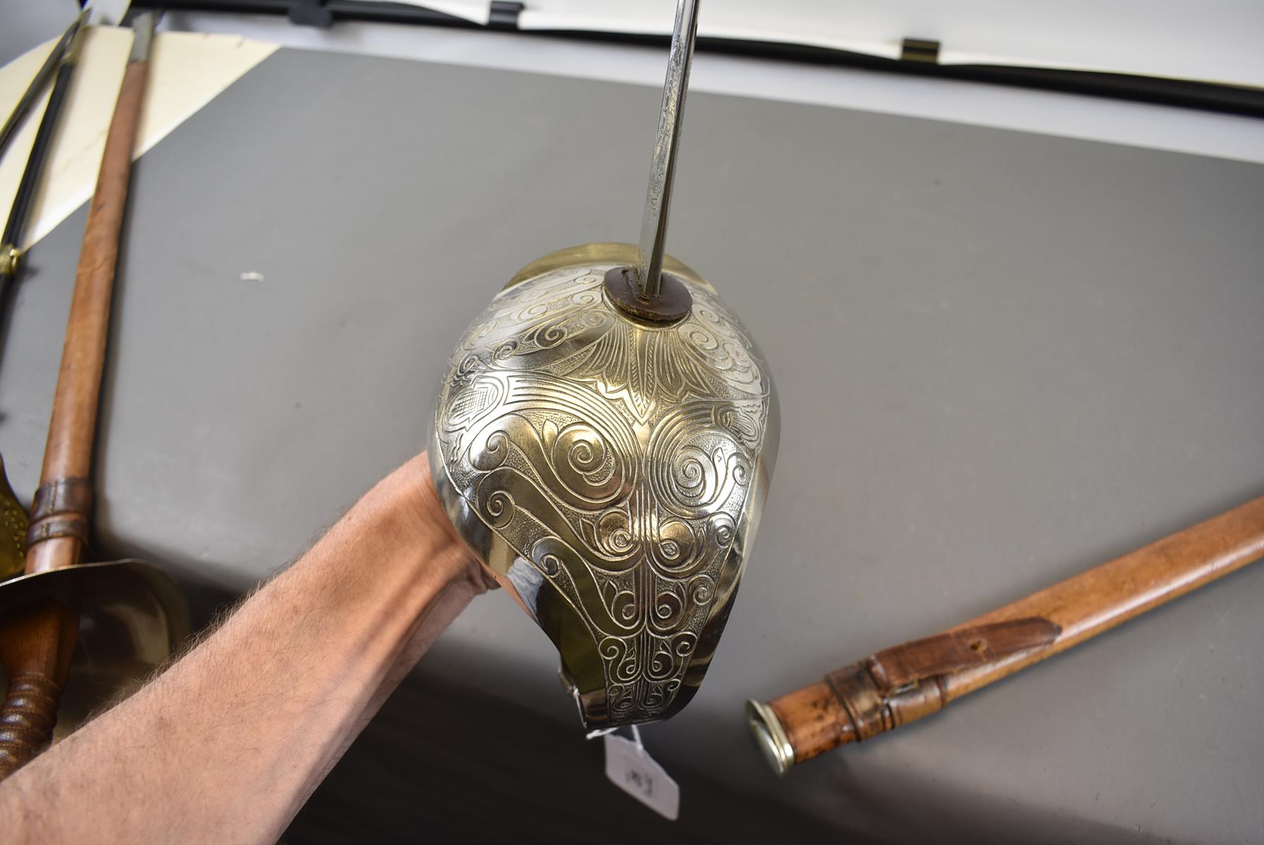 AN INDIAN 1912 PATTERN CAVALRY OFFICER'S SWORD, 89.5cm blade poorly etched with scrolling foliage - Image 7 of 11