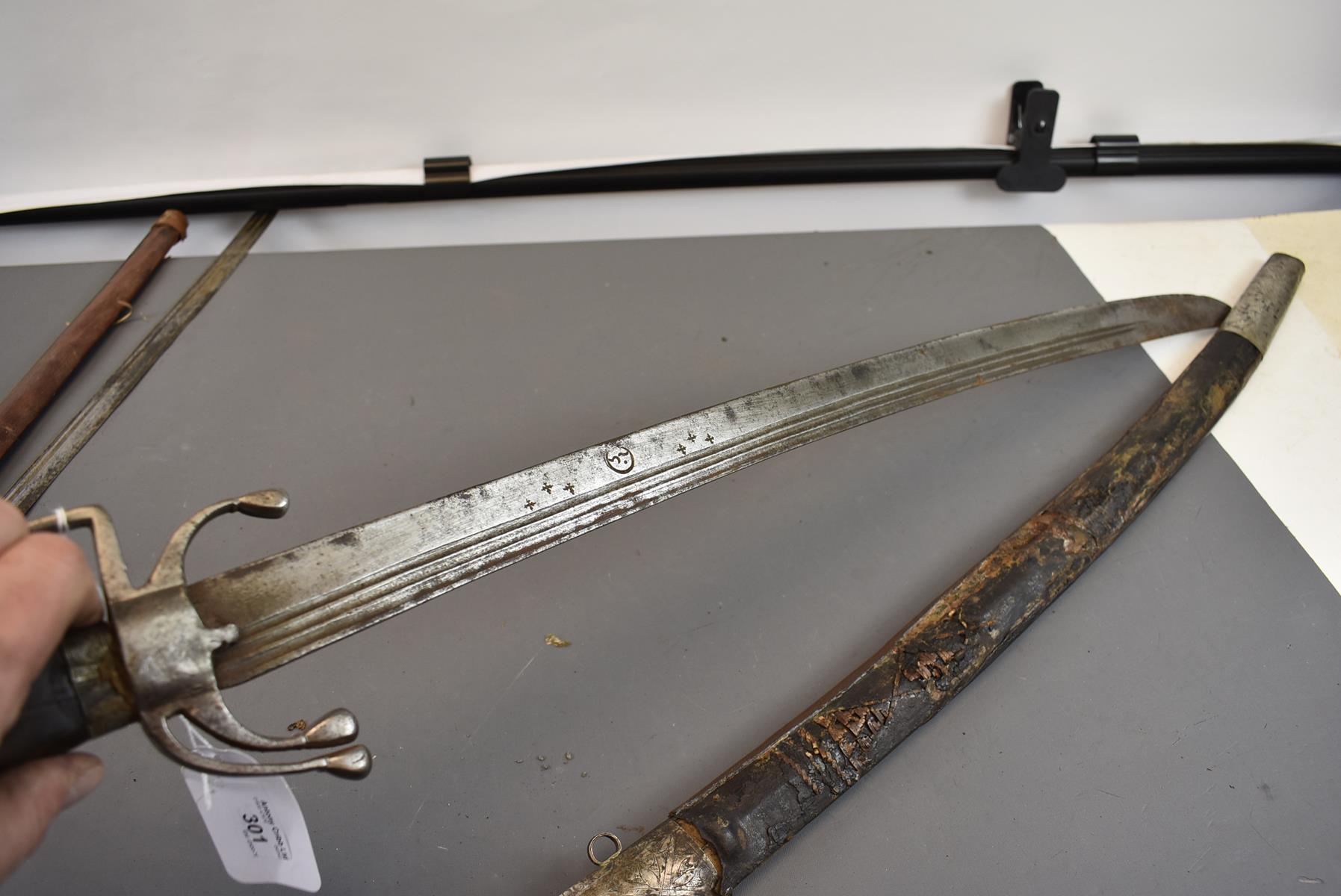 A 19TH CENTURY ARAB NIMCHA OR SWORD, 70.5cm triple fullered blade decorated with star and crescent - Image 4 of 10