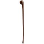 A 19TH CENTURY AFRICAN SNUFFKERRIE OR TRIBAL CLUB, 6.5cm circular hardwood head with flattened
