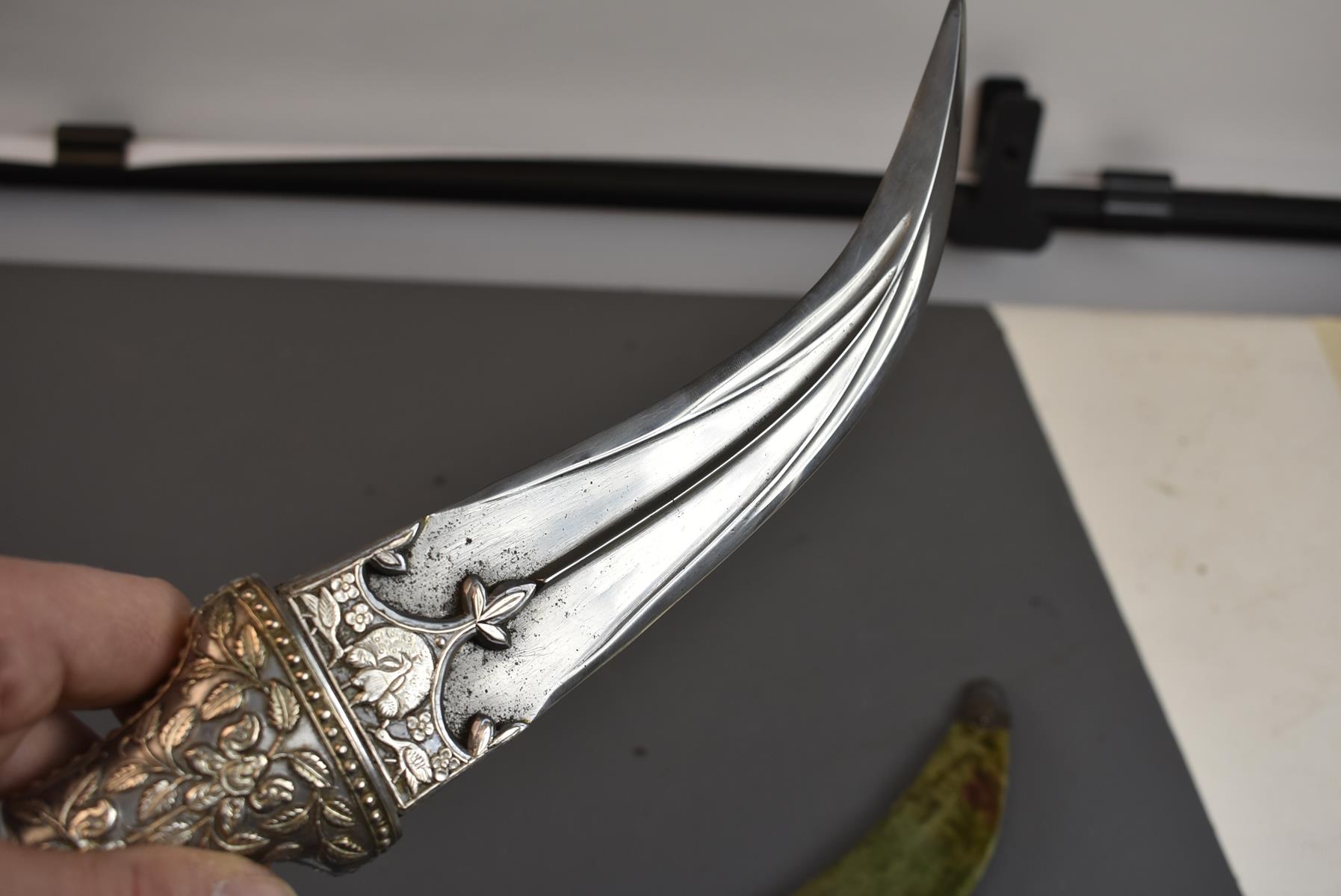 A LATE 18TH OR EARLY 19TH CENTURY NORTH INDIAN JAMBIYA, 23.5cm sharply curved blade with deeply - Image 5 of 14