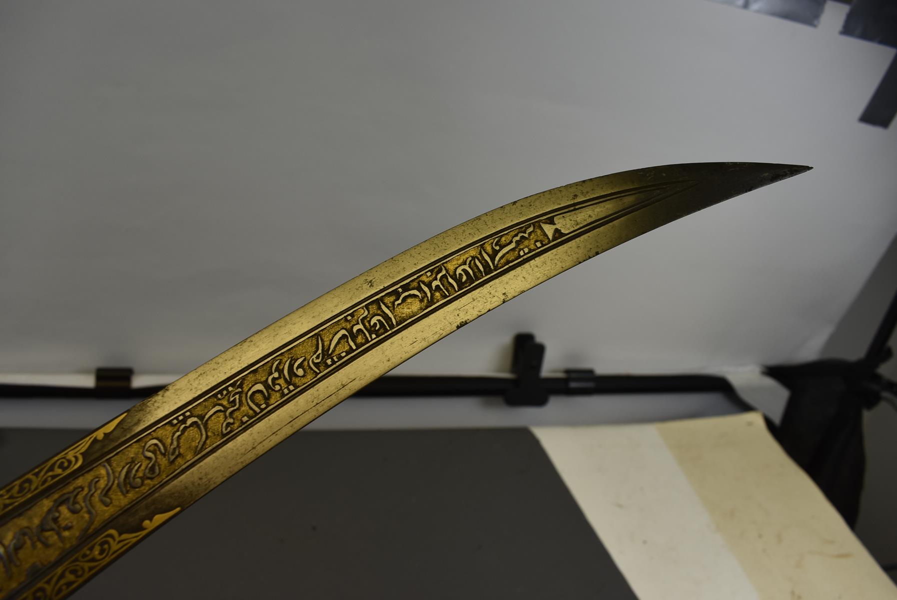 A GOOD 19TH CENTURY JADE HILTED INDIAN MUGHAL CHILANUM OR DAGGER, 37.5cm curved fullered blade - Image 11 of 18