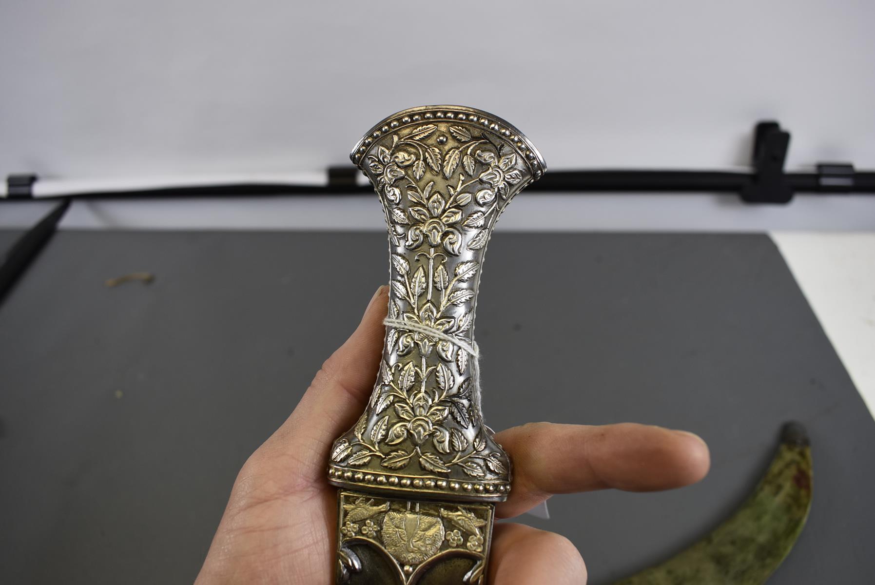 A LATE 18TH OR EARLY 19TH CENTURY NORTH INDIAN JAMBIYA, 23.5cm sharply curved blade with deeply - Image 11 of 14