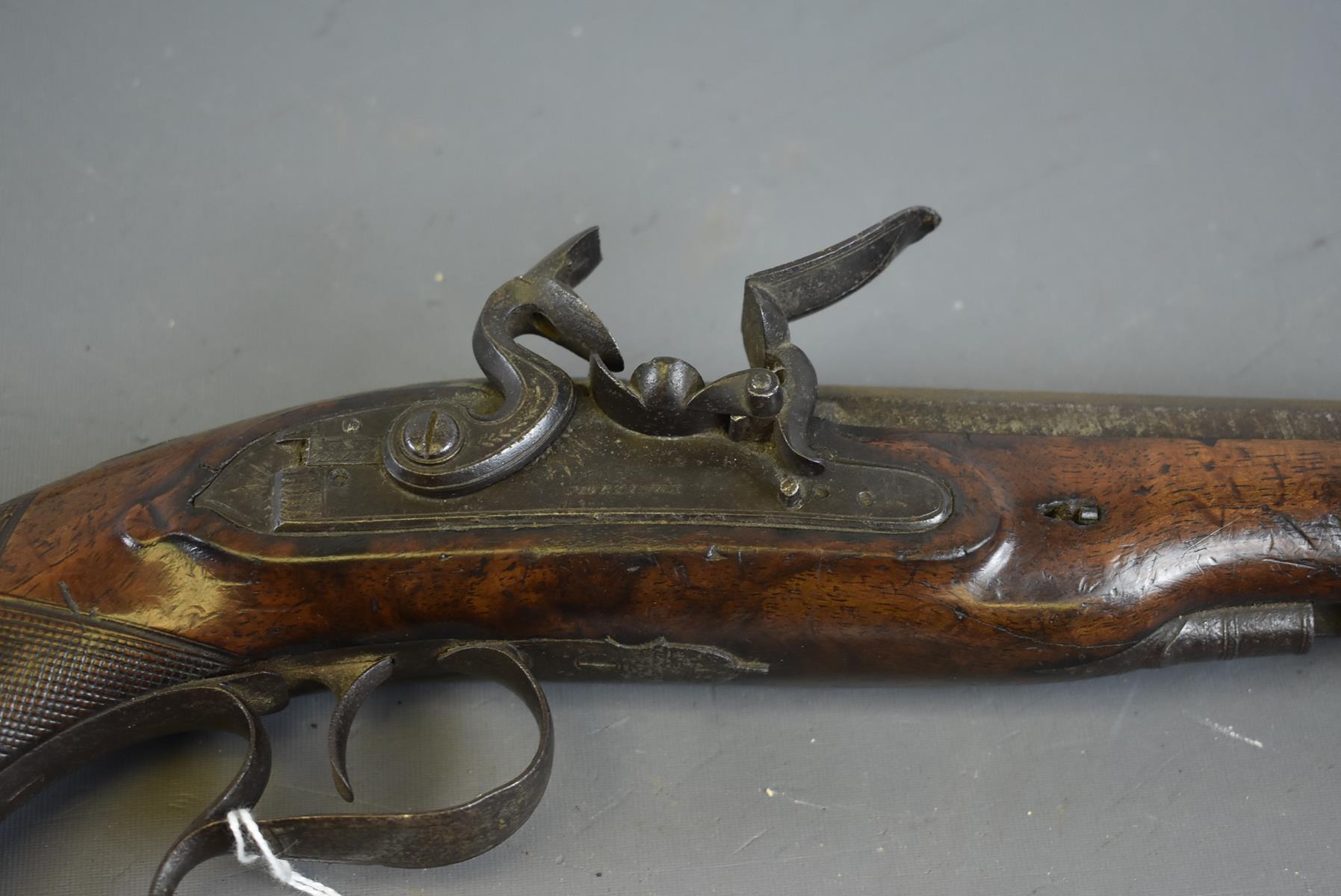 A 16-BORE FLINTLOCK OFFICER'S OR COACHING PISTOL BY MORTIMER, 6inch sighted octagonal damascus - Image 4 of 11