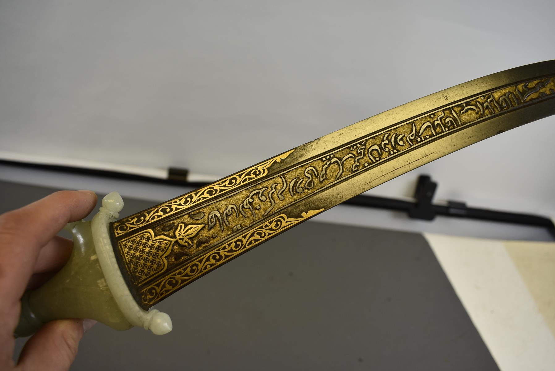 A GOOD 19TH CENTURY JADE HILTED INDIAN MUGHAL CHILANUM OR DAGGER, 37.5cm curved fullered blade - Image 12 of 18