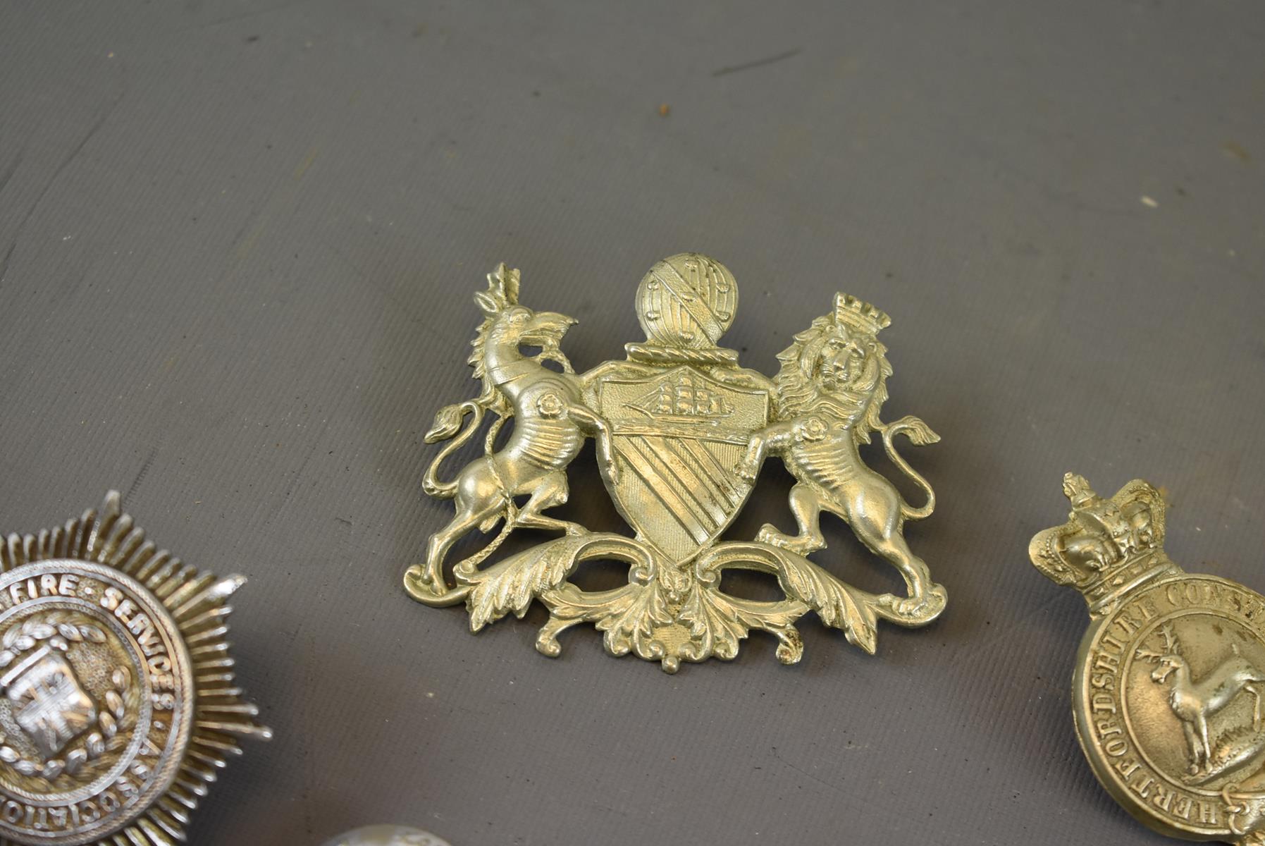 POLICE BADGES. A QEC period helmet plate to the Nottinghamshire Constabulary, a white metal cap - Image 4 of 6