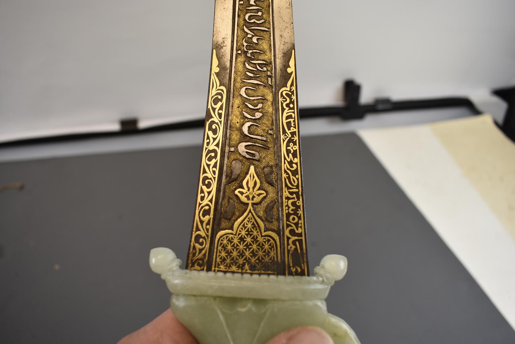 A GOOD 19TH CENTURY JADE HILTED INDIAN MUGHAL CHILANUM OR DAGGER, 37.5cm curved fullered blade - Image 8 of 18