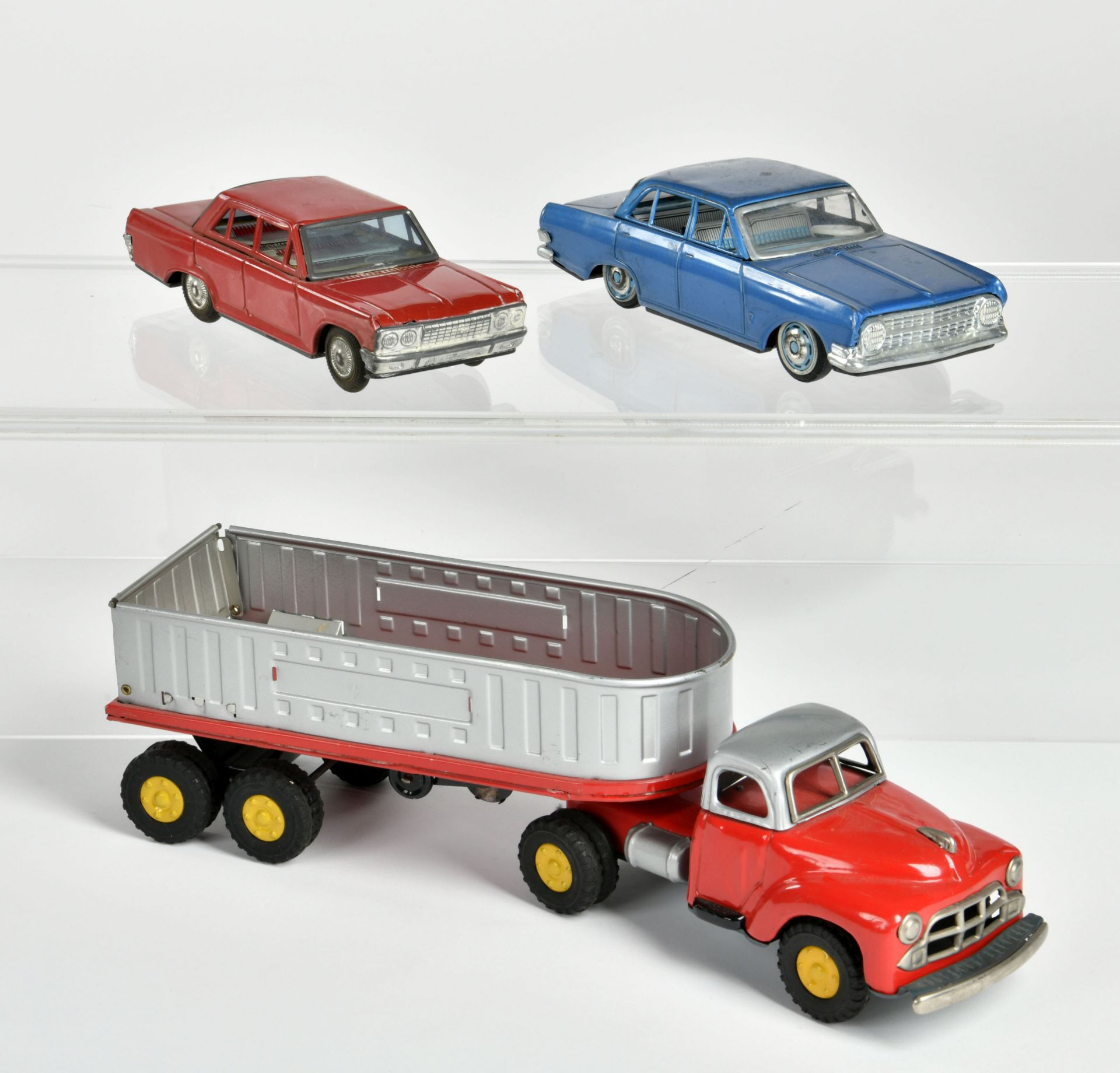 Ichiko a.o., 3 vehicles, Japan, tin, 18-32cm, paint d., C 2/2-