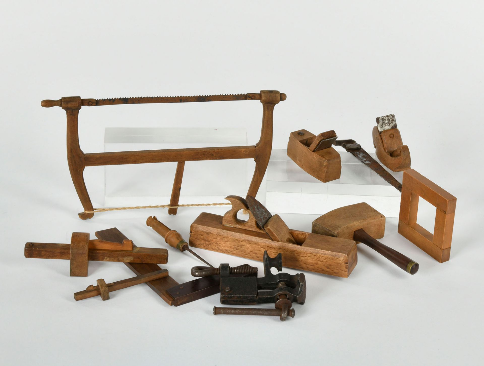 Bundle of wooden toys for doll's house, 6-18 cm, partly age traces