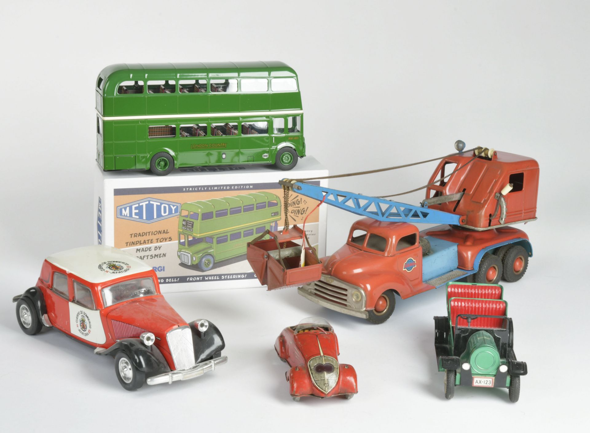 Bundle tin toys, as new to defects