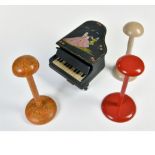 Klavier mit Spieluhr + 3 Holzständer